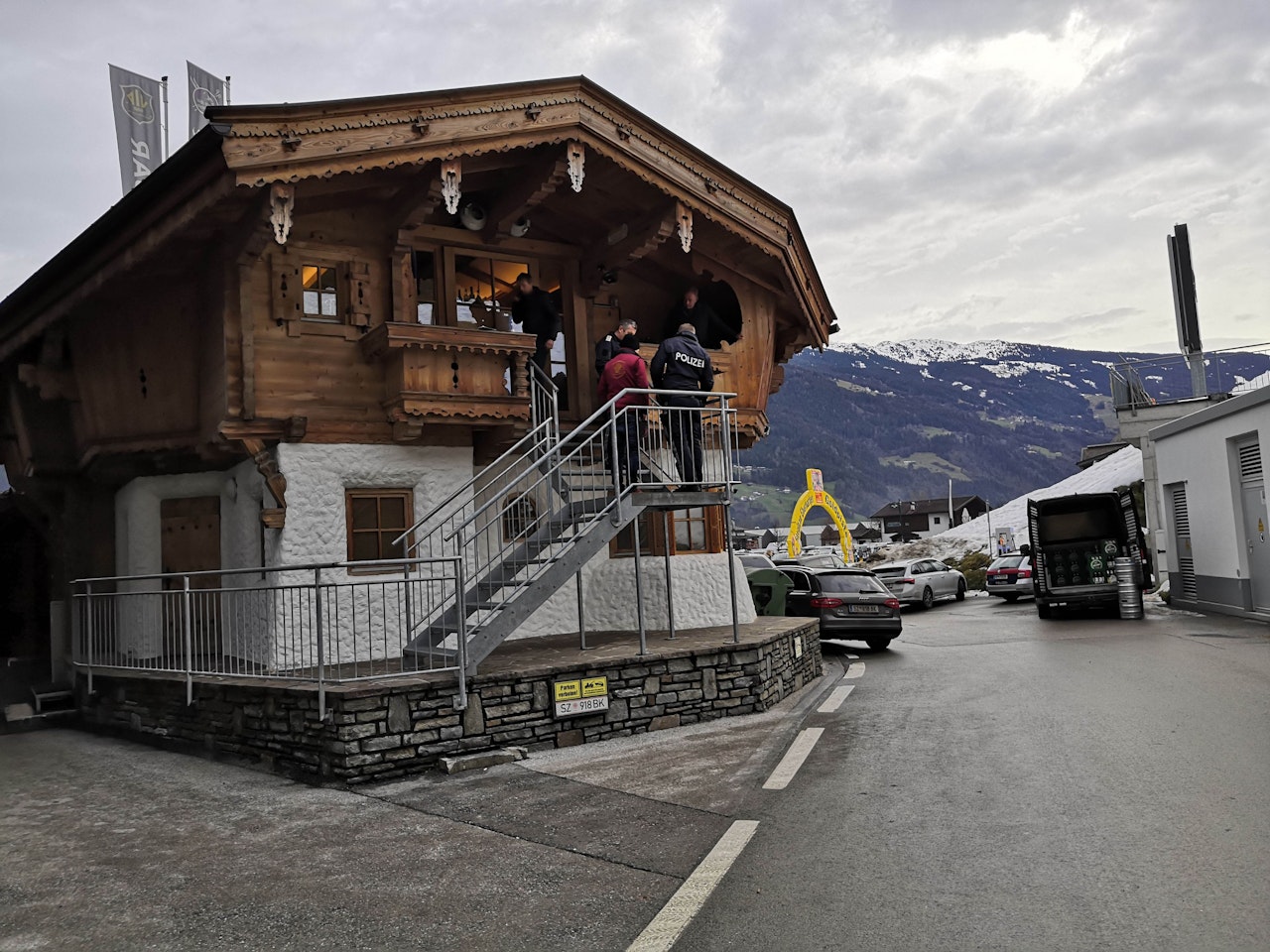 Heute.at - 28-Jähriger stürzt von Balkon eines Lokals – tot