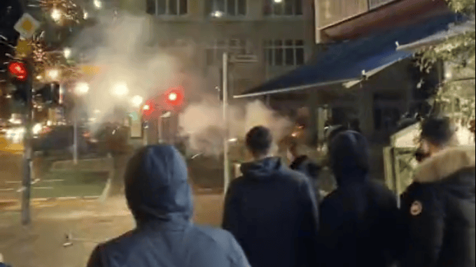 150 Personen beschossen sich in einer Verbots-Zone mit Böllern. 