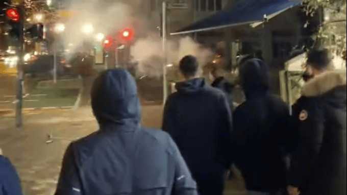 150 Personen beschossen sich in einer Verbots-Zone mit Böllern. 