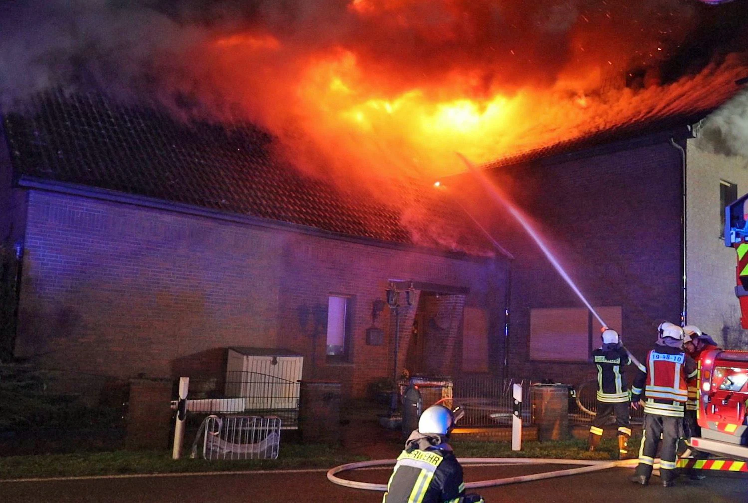 Die Freiwillige Feuerwehr Ehrwald rückte mit vier Feuerwehr-Autos aus. (Symbolbild)