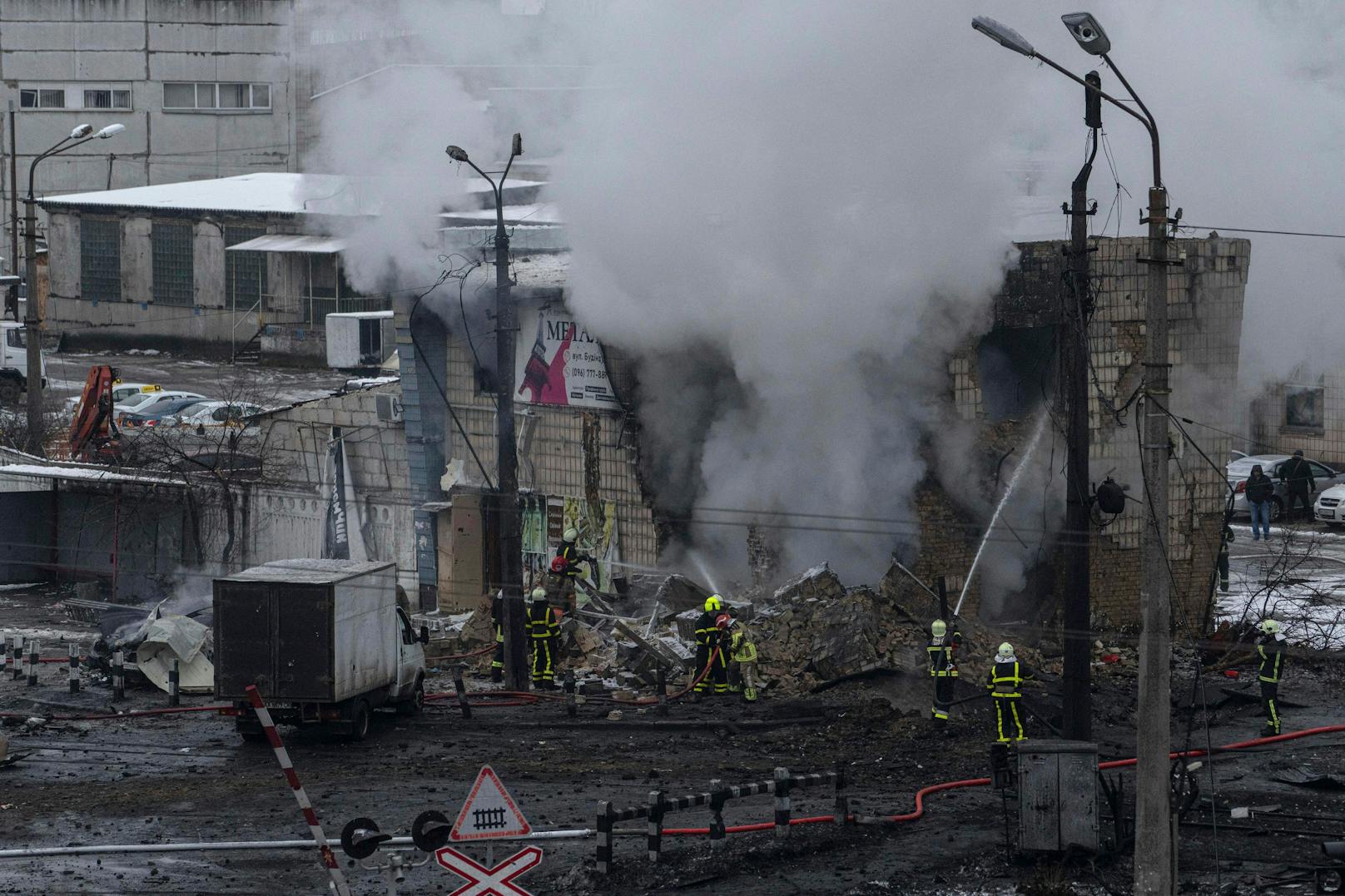 Ukrainische Feuerwehrleute kümmern sich um die Folgen eines russischen Raketen-Angriffs in Kiew.