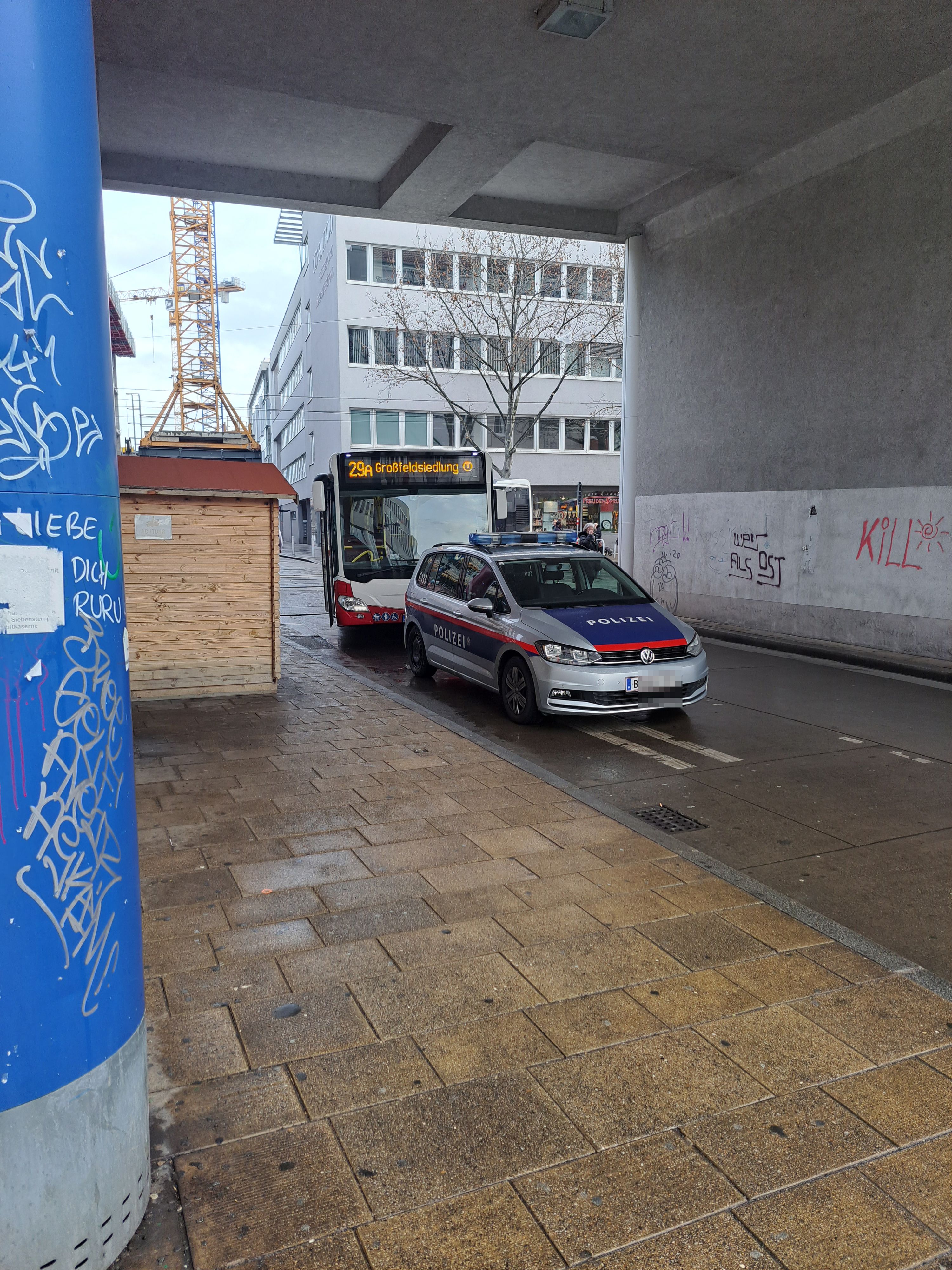 Ein geparktes Polizeiauto sorgte am Samstagmorgen für ein Öffi-Chaos in Wien-Floridsdorf.
