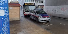Öffi-Chaos in Wien – Polizeiauto steht mitten auf Straße