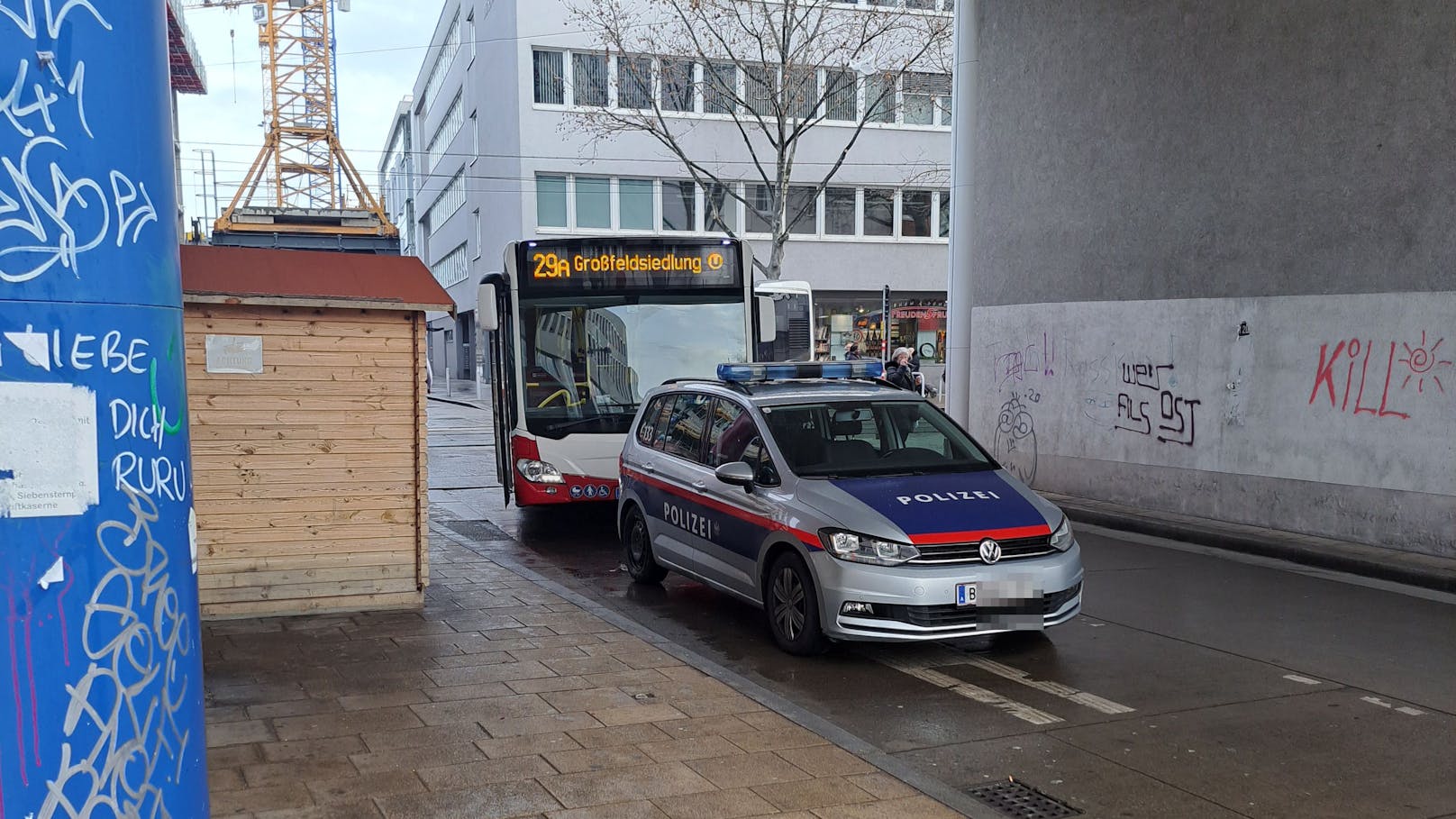 Ein geparktes Polizeiauto sorgte am Samstagmorgen für ein Öffi-Chaos in Wien-Floridsdorf.