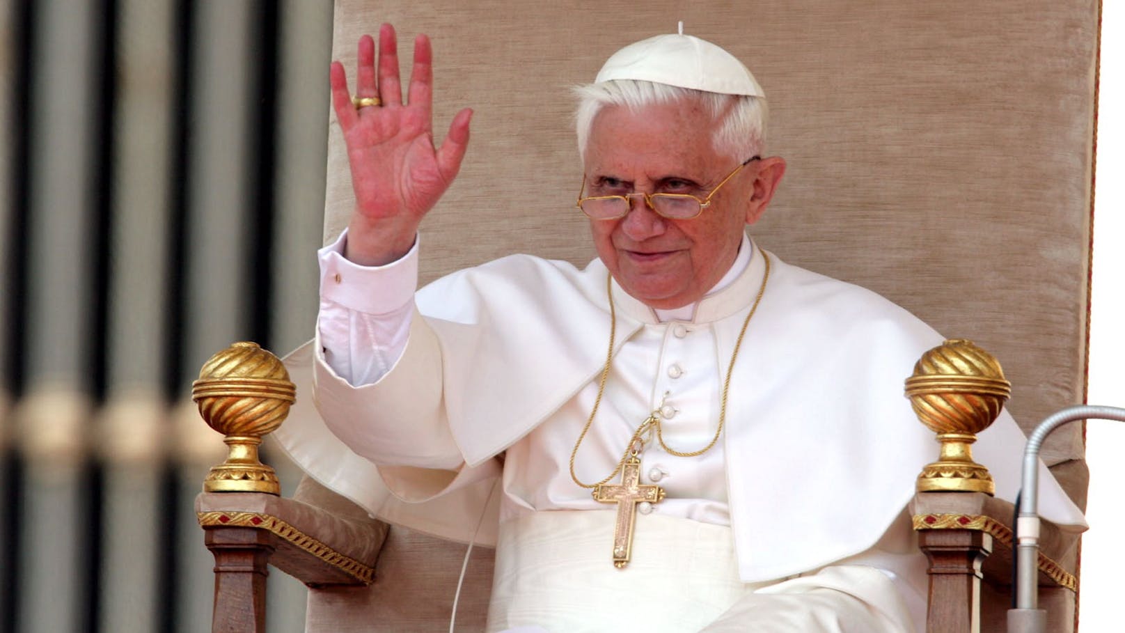 Das goldene Brustkreuz, das Papst Benedikt XVI. auf diesem Foto trägt, wurde gestohlen.