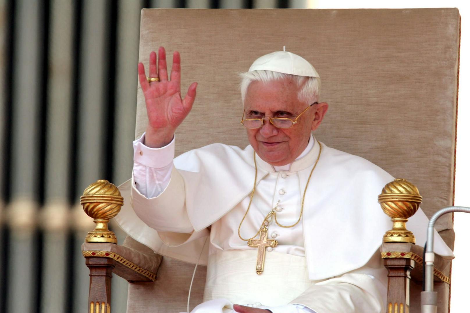 Goldenes Brustkreuz von Papst Benedikt gestohlen