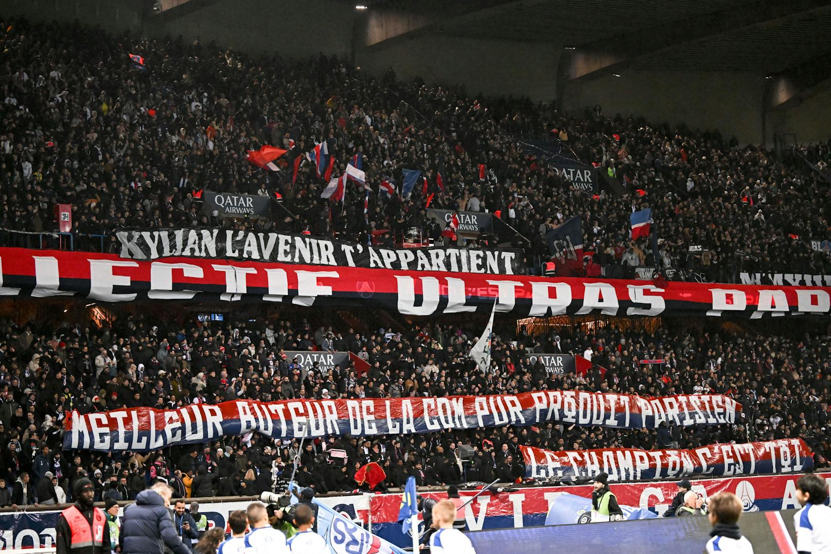 Die Pariser Ultras enthüllten bereits ein Transparent für Kylian Mbappe. 