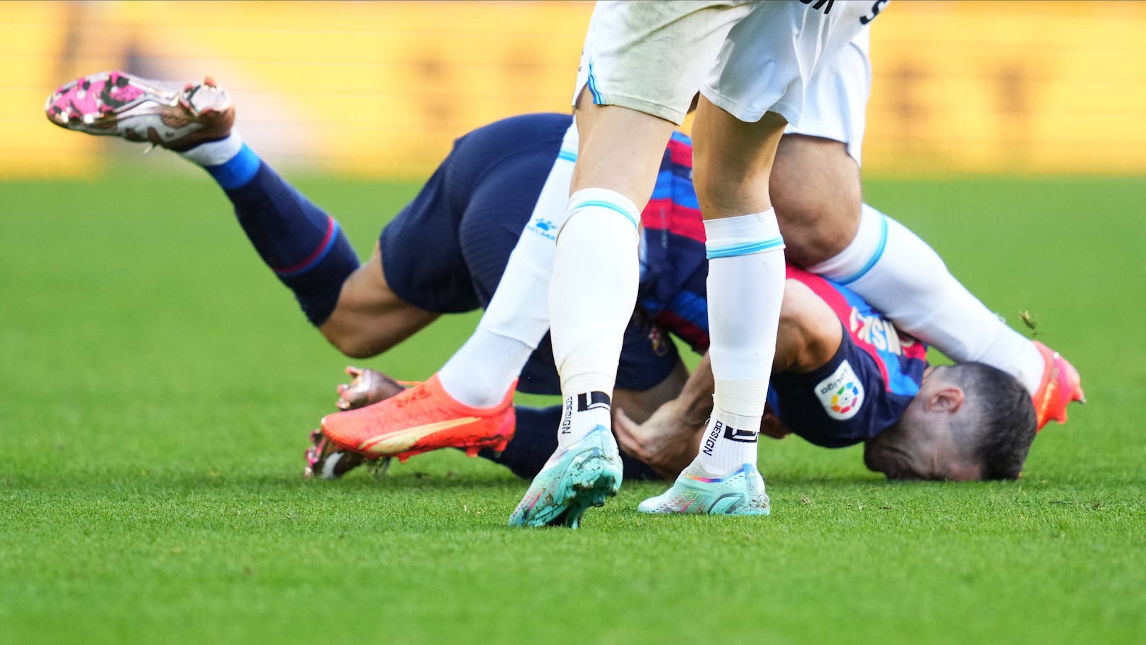 Robert Lewandowski wurde im hitzigen Barcelona-Derby am Kopf getroffen. 