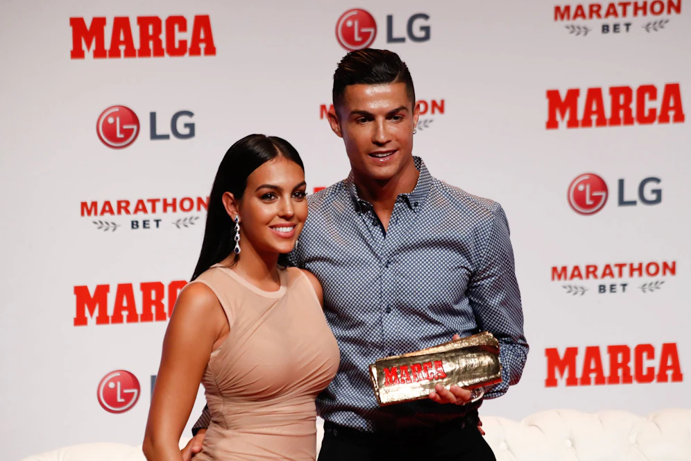 Cristiano Ronaldo hat bei Al-Nassr unterschrieben, nun meldet sich seine Freundin Georgina Rodriguez zu Wort. 