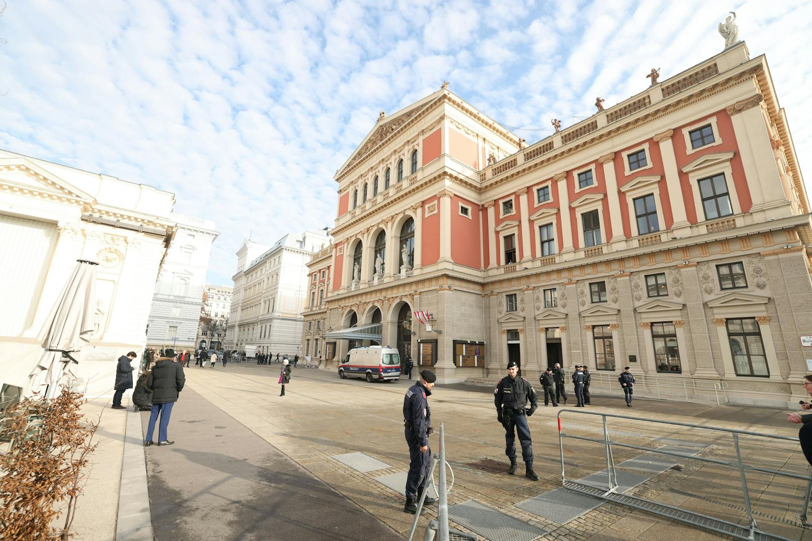 Das Neujahrskonzert 2023 ging unter erhöhten Sicherheitsvorkehrungen durch die Wiener Polizei über die Bühne. Da mit Störaktionen durch Klimaaktivisten gerechnet wurde, war das Gebiet rund um den Wiener Musikverein weiträumig abgesperrt worden.