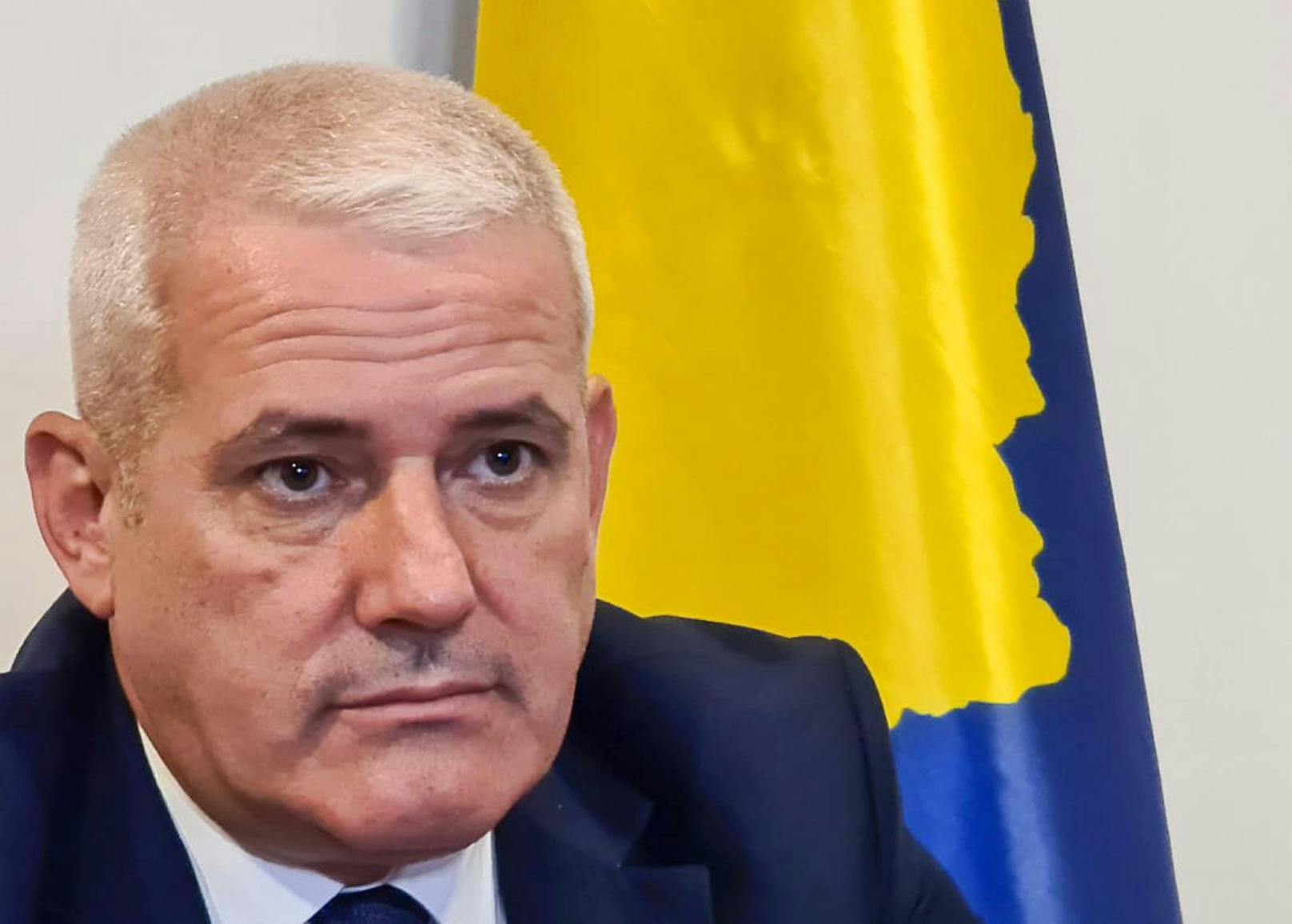 Der kosovarische Innenminister Xhelal Sveçla erhebt schwere Vorwürfe gegen das Nachbarland Serbien. 