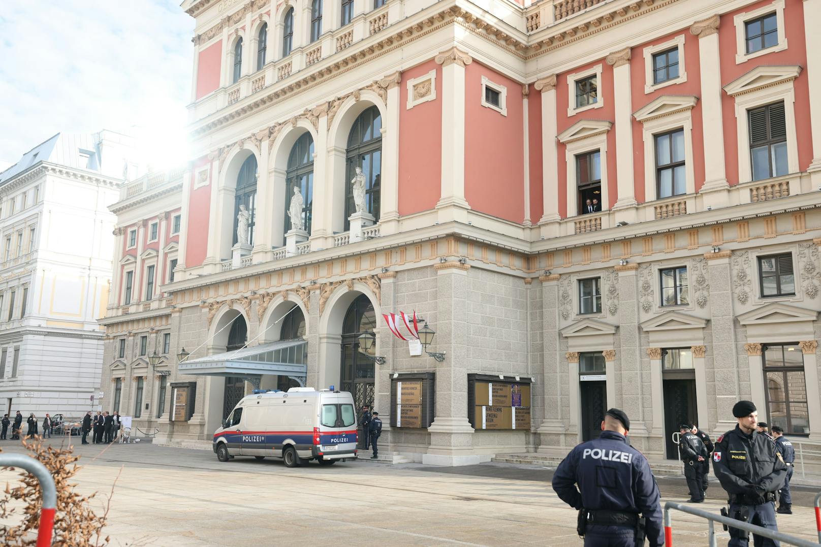 Das Neujahrskonzert 2023 ging unter erhöhten Sicherheitsvorkehrungen durch die Wiener Polizei über die Bühne. Da mit Störaktionen durch Klimaaktivisten gerechnet wurde, war das Gebiet rund um den Wiener Musikverein weiträumig abgesperrt worden.