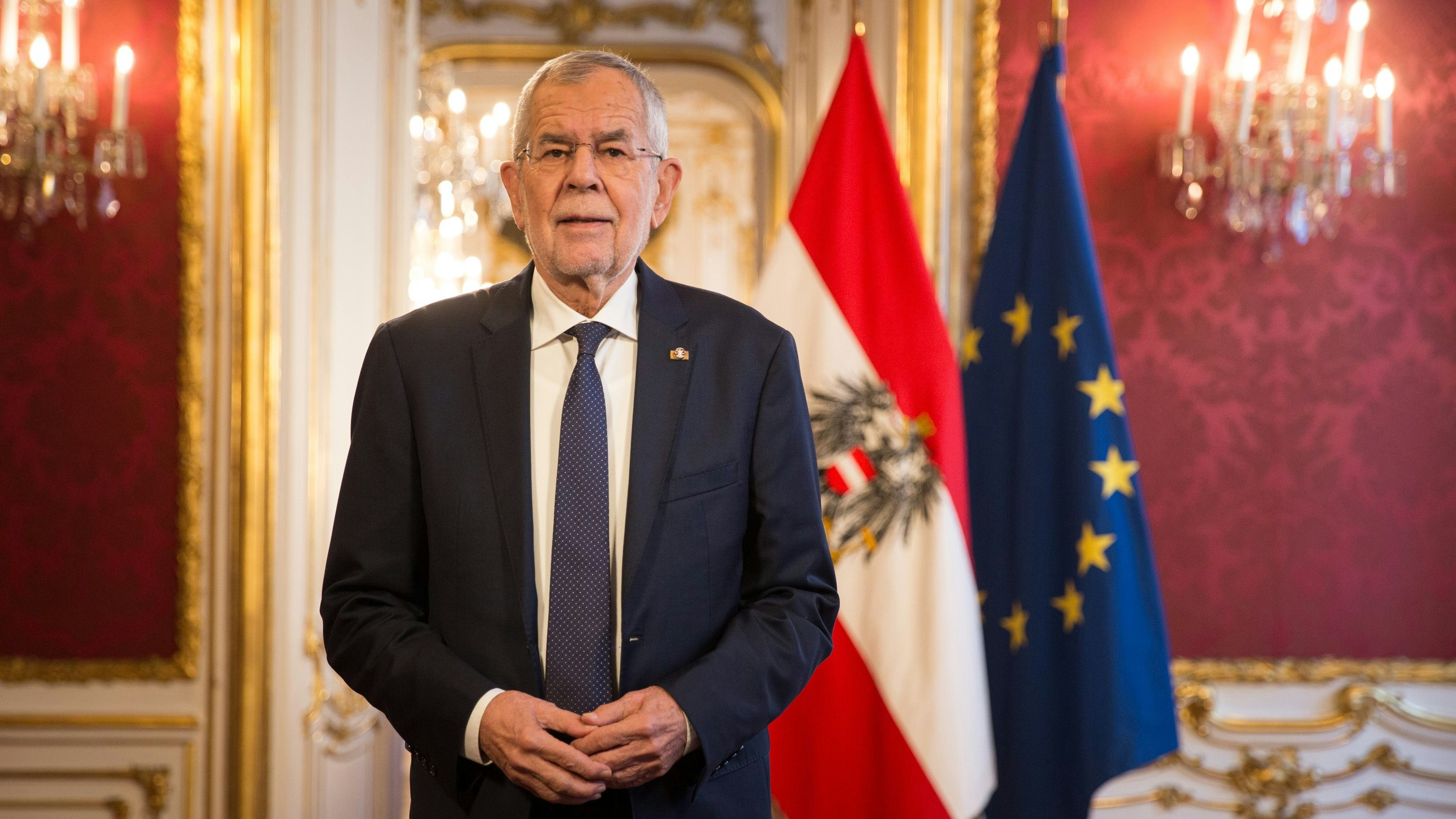 Download von www.picturedesk.com am 01.01.2023 (15:47).  ABD0007_20211026 - ÖSTERREICH-WEIT - ÖSTERREICH-WEIT: ++ HANDOUT ++ Bundespräsident Alexander Van der Bellen während der Aufzeichnung seiner TV-Ansprache zum Nationalfeiertag in der Präsidentschaftskanzlei in Wien ++ ACHTUNG SPERRFRIST BIS 26.10.2021, 17:00 UHR ++. - FOTO: APA/BUNDESHEER/PETER LECHNER - ++ WIR WEISEN AUSDRÜCKLICH DARAUF HIN, DASS EINE VERWENDUNG DES BILDES AUS MEDIEN- UND/ODER URHEBERRECHTLICHEN GRÜNDEN AUSSCHLIESSLICH IM ZUSAMMENHANG MIT DEM ANGEFÜHRTEN ZWECK UND REDAKTIONELL ERFOLGEN DARF - VOLLSTÄNDIGE COPYRIGHTNENNUNG VERPFLICHTEND ++ - 20211025_PD8052 - Rechteinfo: Servicebild (SB) Bei diesem Bild ist PictureDesk ausschlieÃlich technischer Dienstleister und stellt eine technische BearbeitungsgebÃ¼hr in Rechnung. PictureDesk ist weder Urheber noch Rechteinhaber. Die Nutzung liegt in alleiniger Verantwortung des Kunden. Nur fÃ¼r redaktionelle Nutzung!