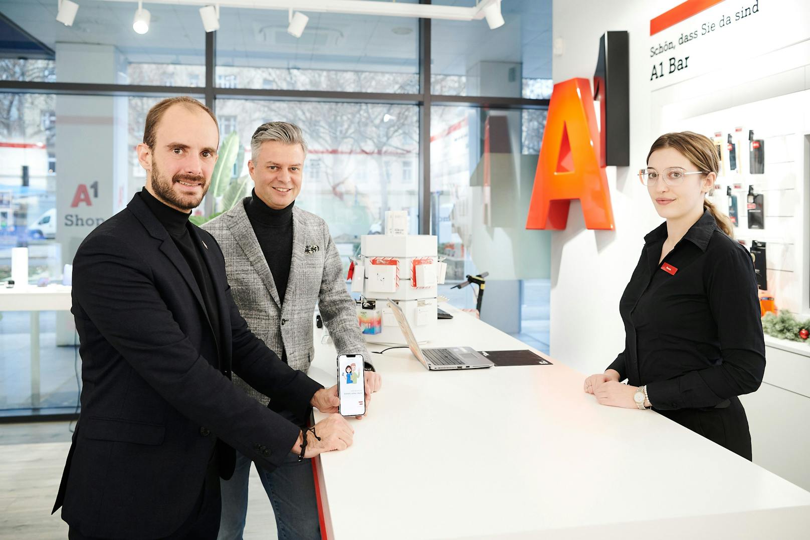Staatssekretär Florian Tursky und A1 Group CEO Thomas Arnoldner im A1 Shop.