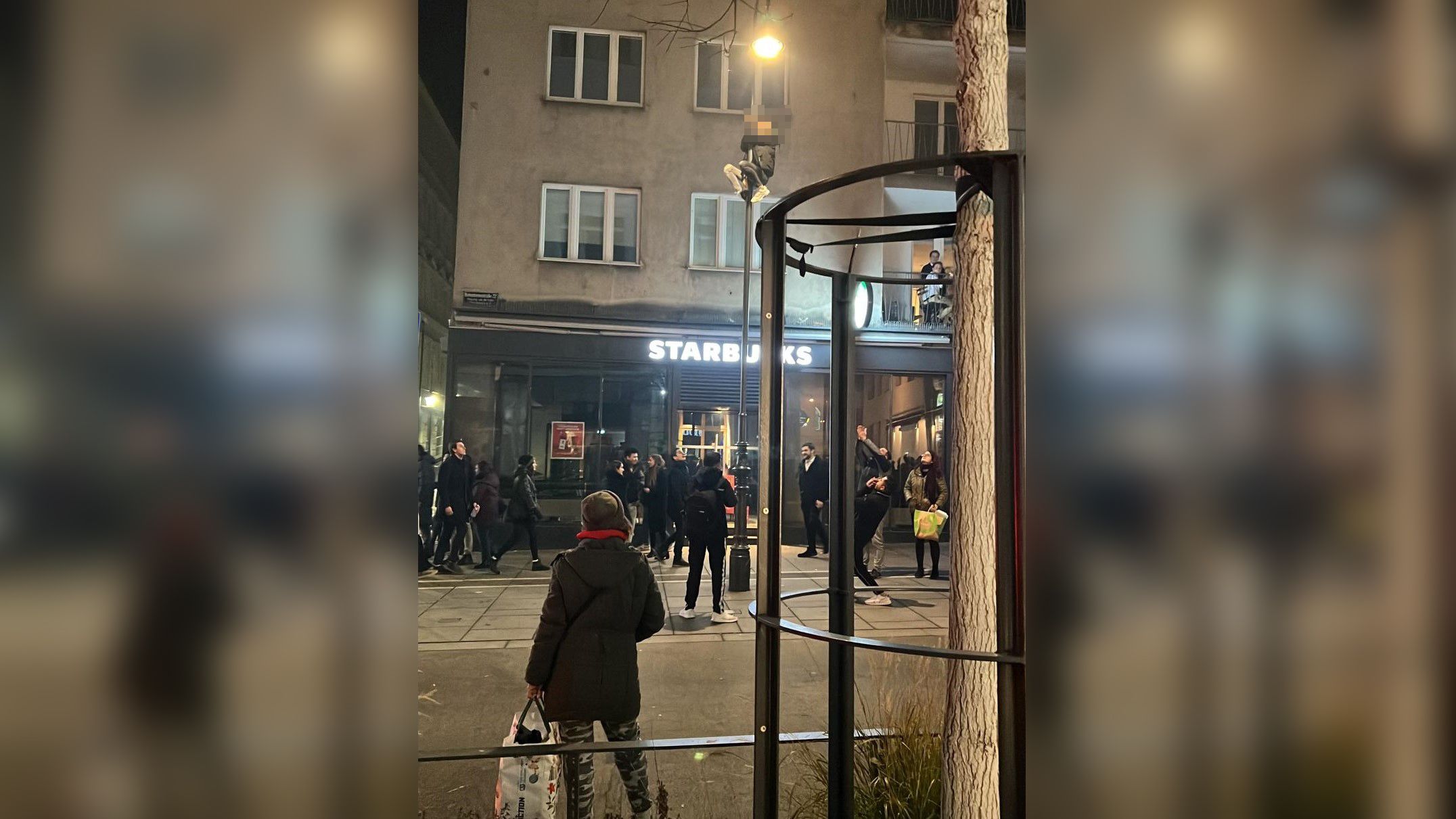 Eskalation in Wiener City – Mann kraxelt auf Laterne