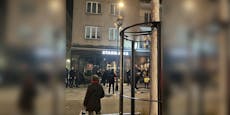 Eskalation in Wiener City – Mann kraxelt auf Laterne