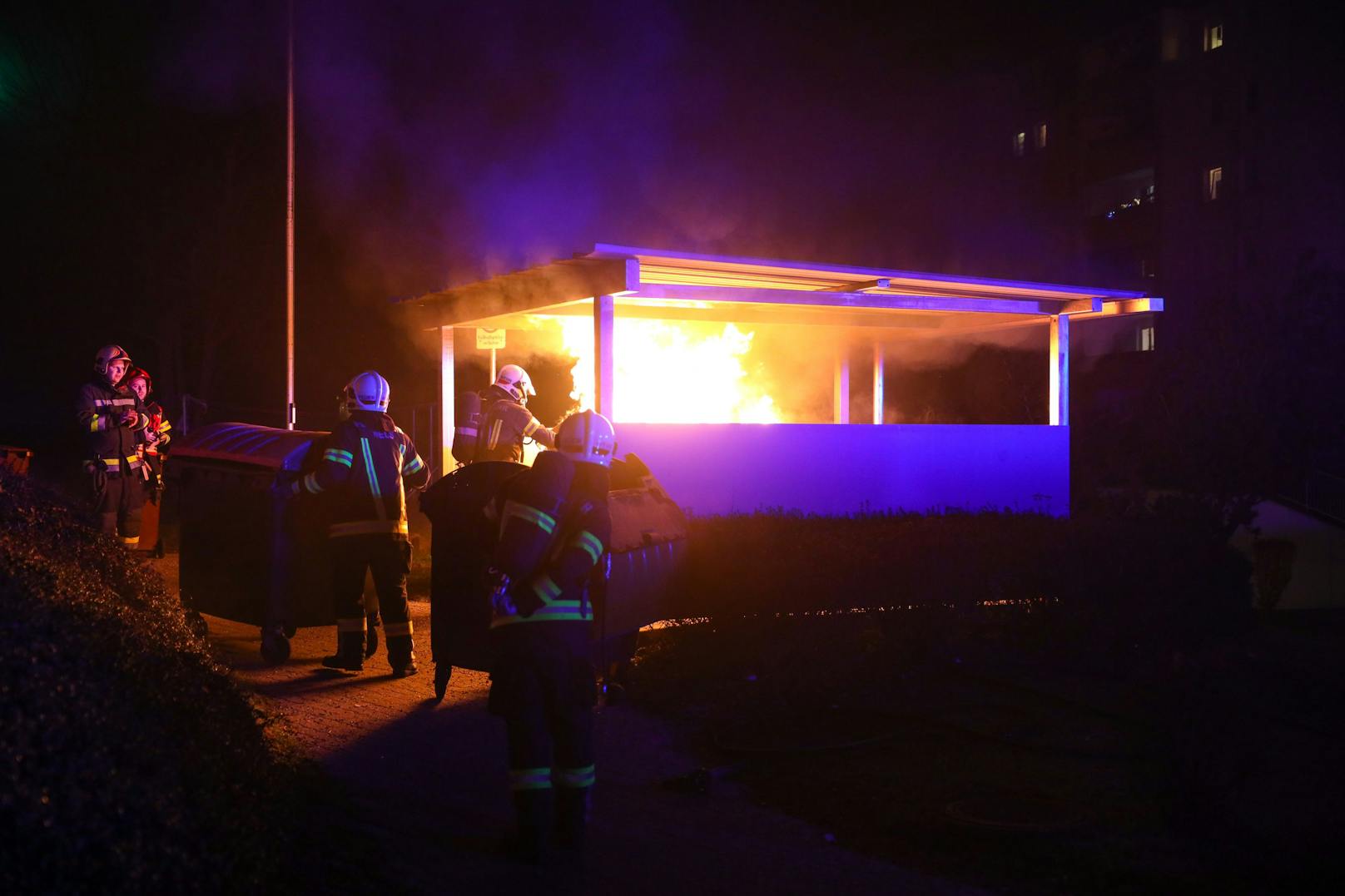 In Wels wurden mehrere Müllcontainer in Brand gesteckt. Als die Polizei zu einem Brand ausrückte, wurden Beamte und Feuerwehrleute attackiert.