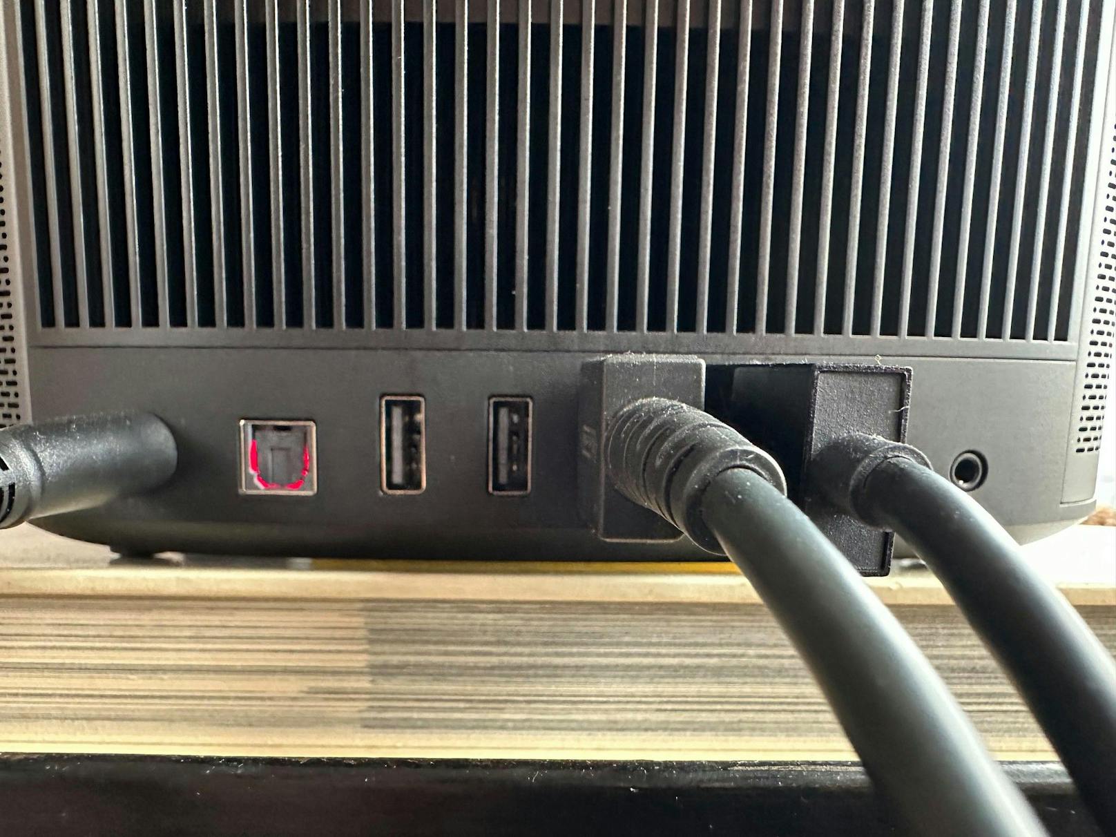 Es gibt zahlreiche Anschlüsse, darunter zwei HDMI-Ports. 