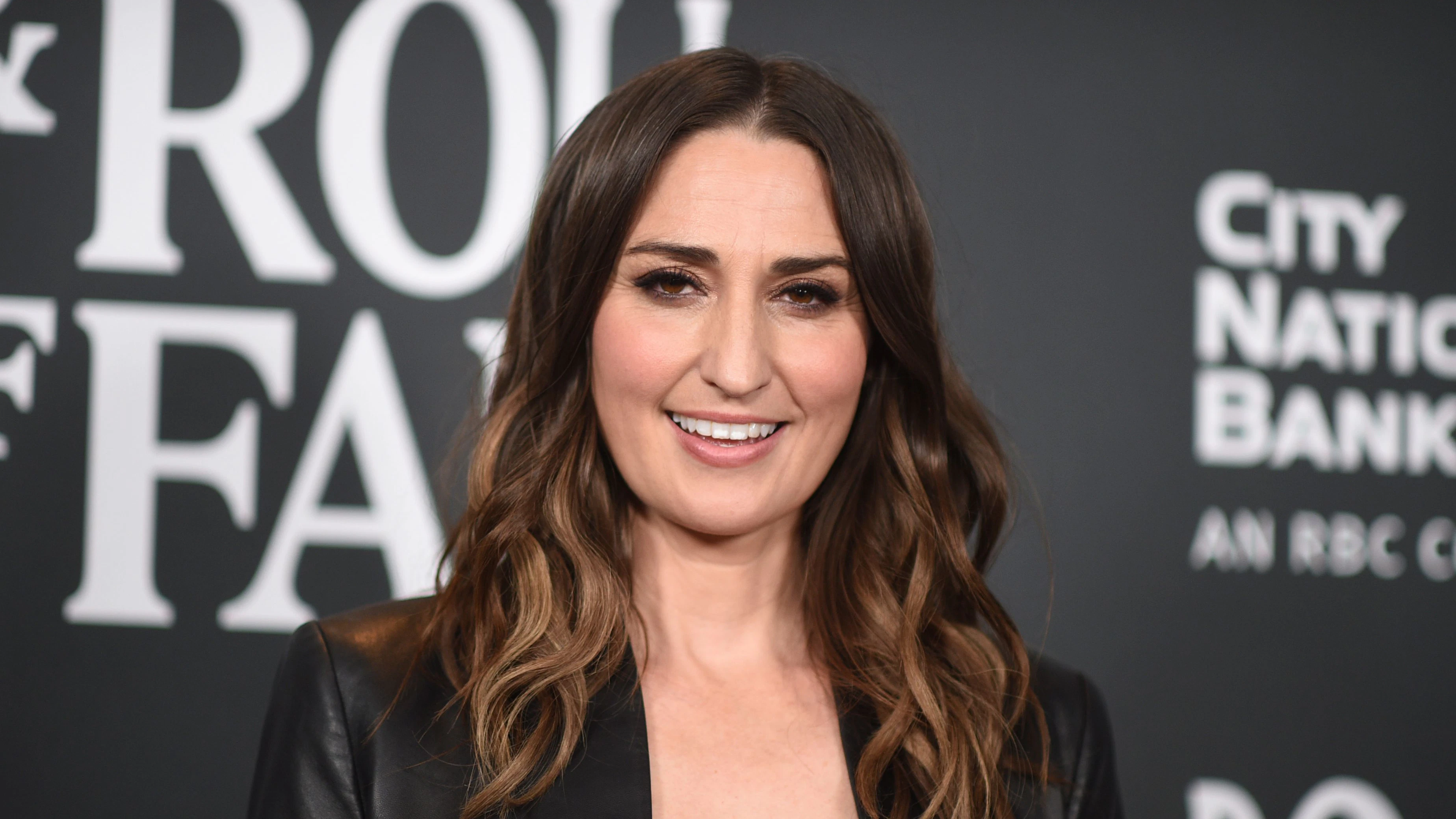 Download von www.picturedesk.com am 02.01.2023 (13:37).  Sara Bareilles poses in the press room during the Rock & Roll Hall of Fame Induction Ceremony on Saturday, Nov. 5, 2022, at the Microsoft Theater in Los Angeles. (Photo by Richard Shotwell/Invision/AP) - 20221106_PD1187 - Rechteinfo: Rights Managed (RM)