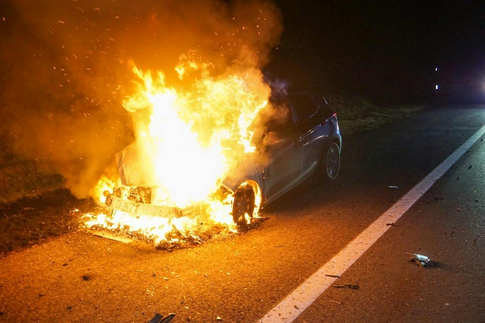 Der Wagen ging in Flammen auf.