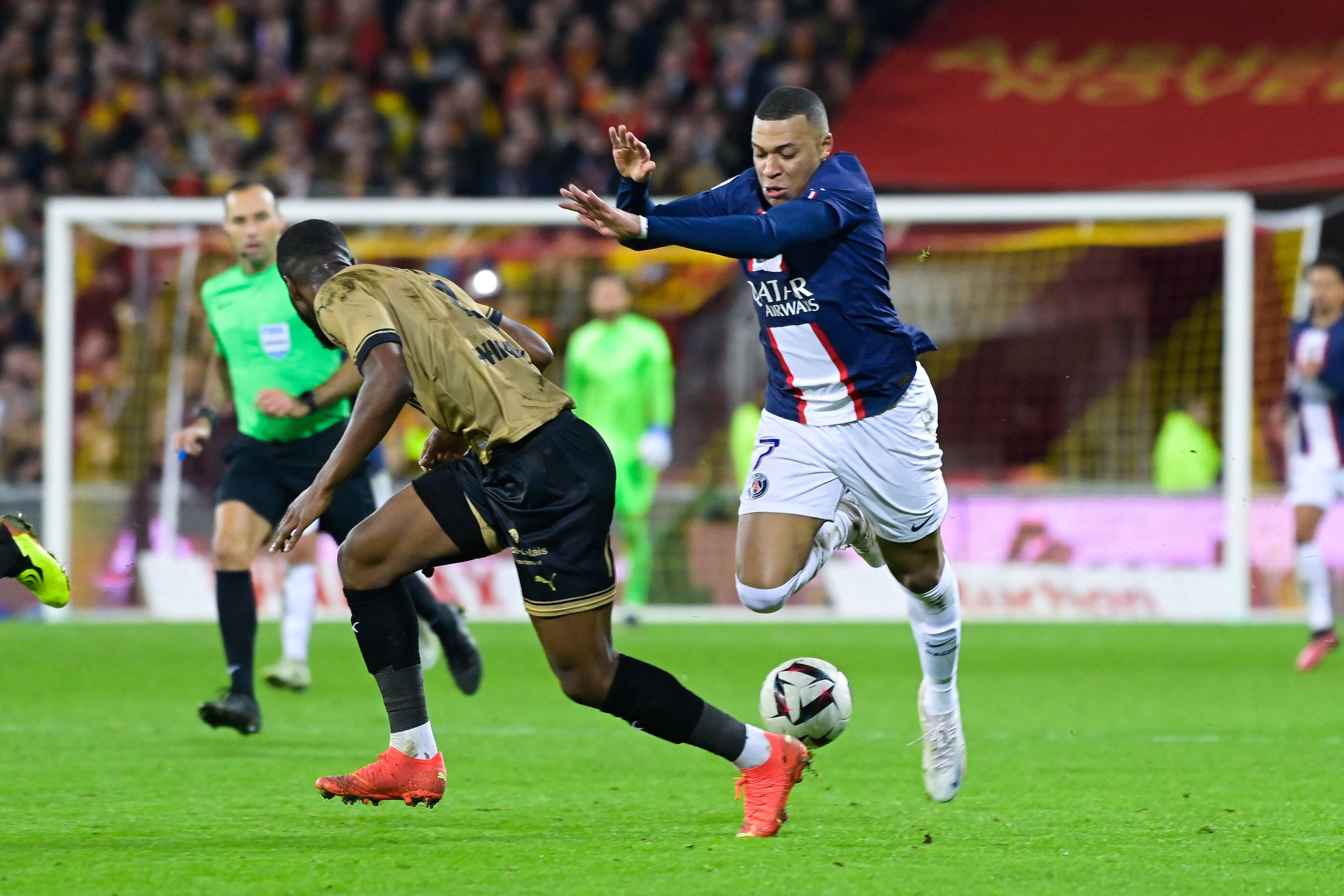 Kevin Danso stoppt Kylian Mbappe.