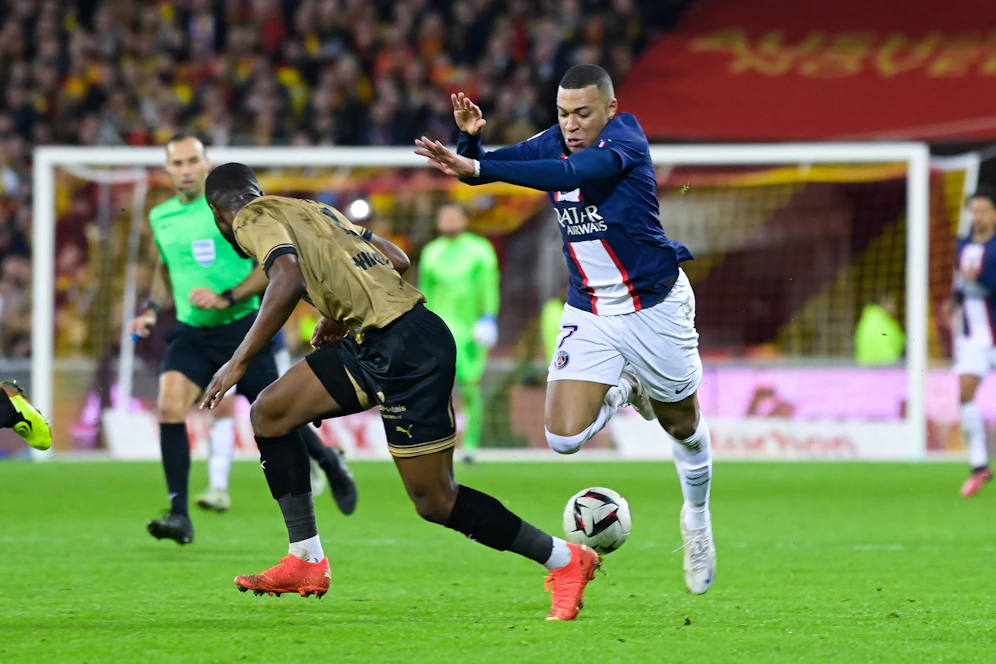 Kevin Danso stoppt Kylian Mbappe.