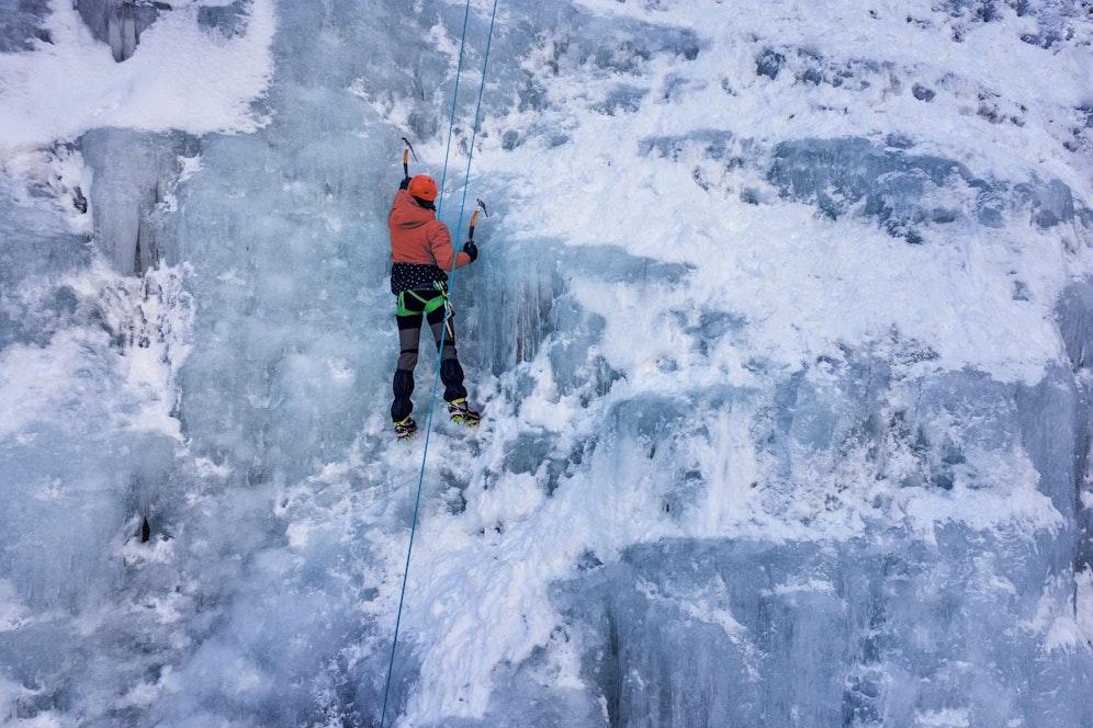 Beim Eisklettern kommt es immer wieder zu schweren Unfällen. Symbolbild. 