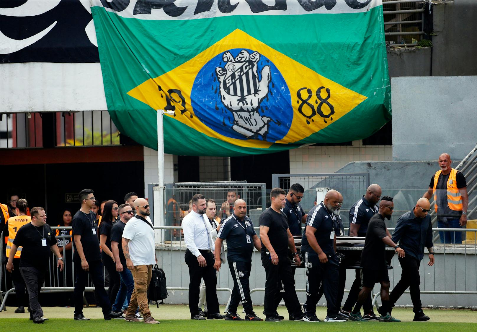 Fußball-Legende Pele wird in seiner Heimat Santos in Brasilien aufgebahrt. Fans können sich am 2. Jänner von der Ikone verabschieden.