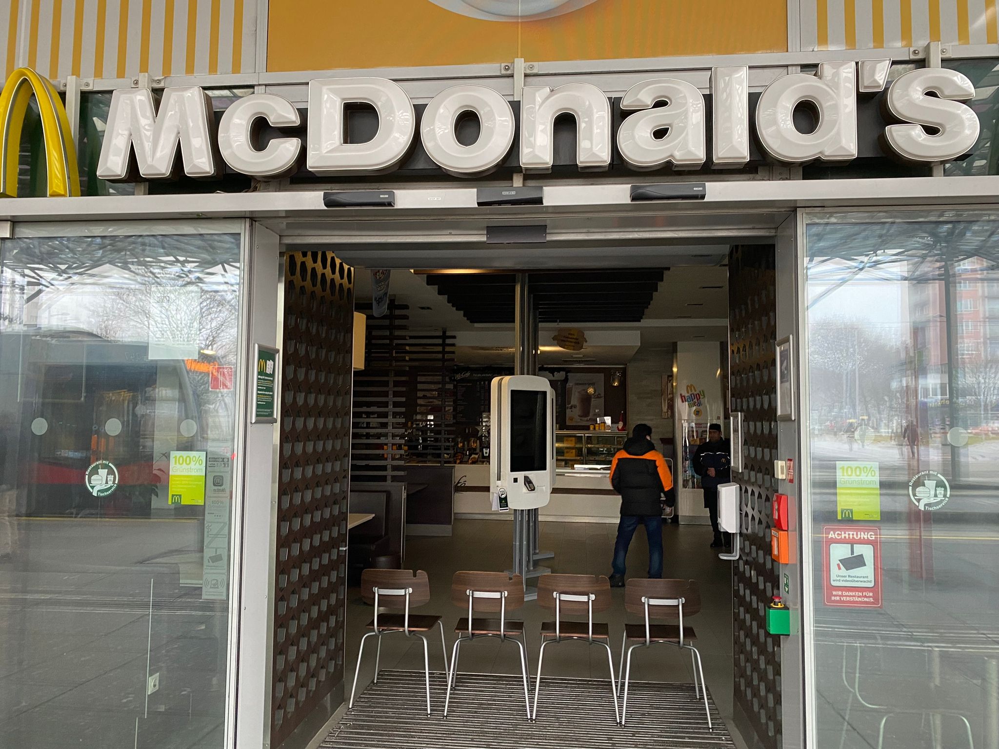 Die Filiale wurde mit Sesseln verbarrikadiert, Besucher hatten eine Stunde lang keinen Zutritt.