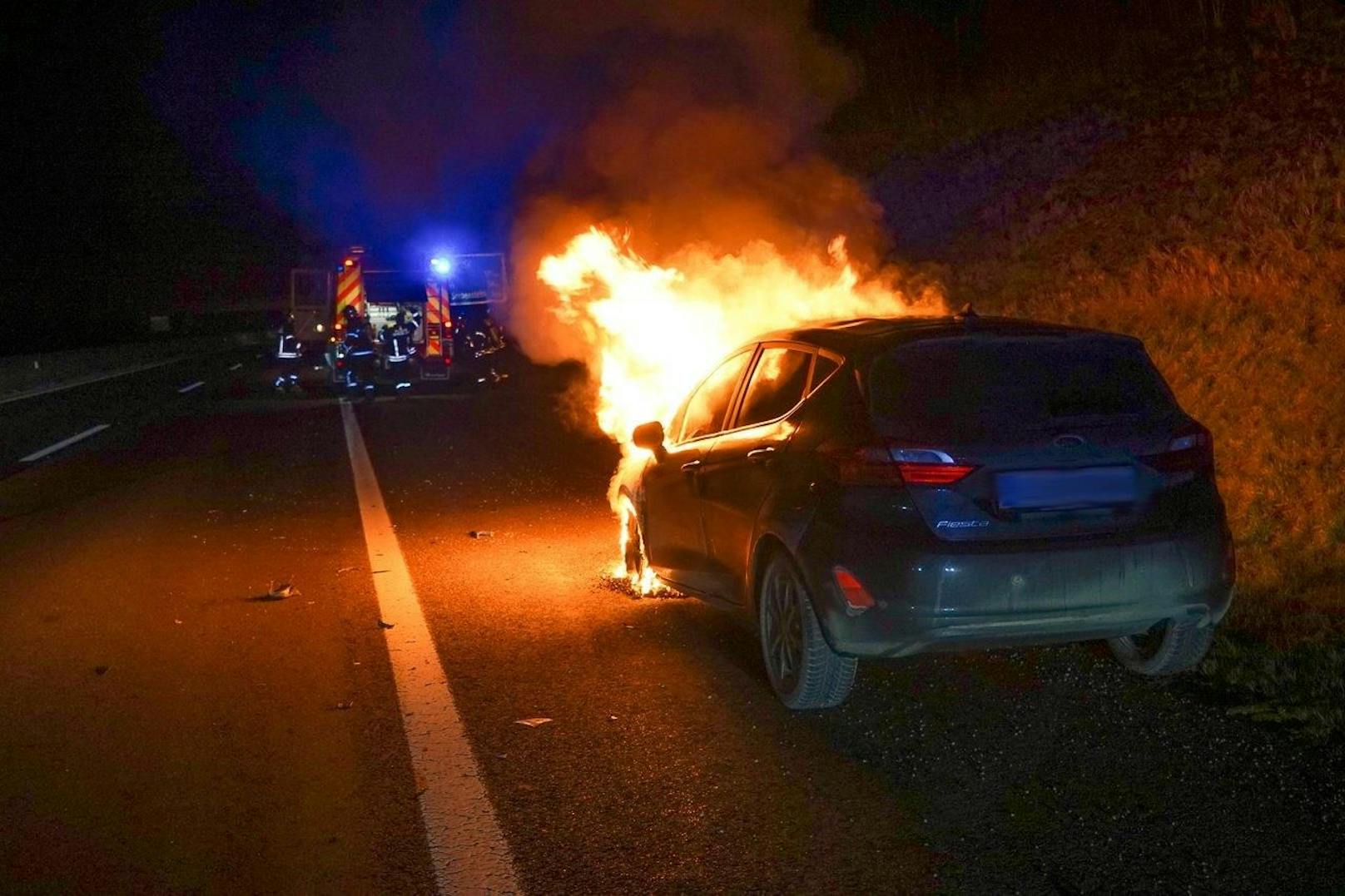 Der Wagen ging am Pannenstreifen in Flammen auf.