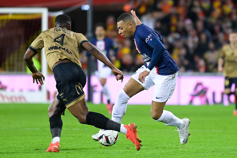 ÖFB-Verteidiger Danso im Duell mit Mbappe, der keinen Stich machte.&nbsp;