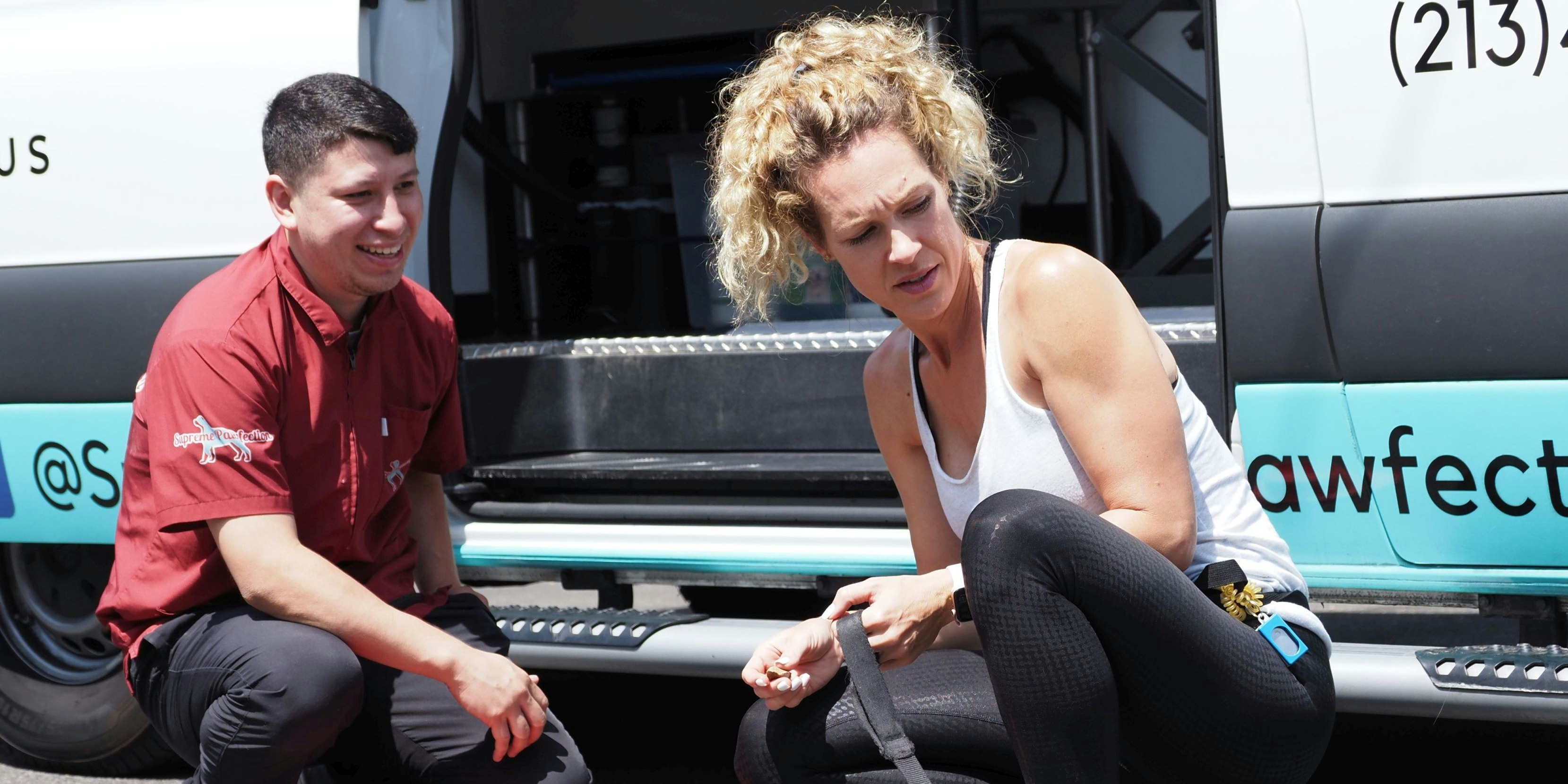 Diese Österreicherin (links) ist Coach für sozial gestörte Hunde in L. A.