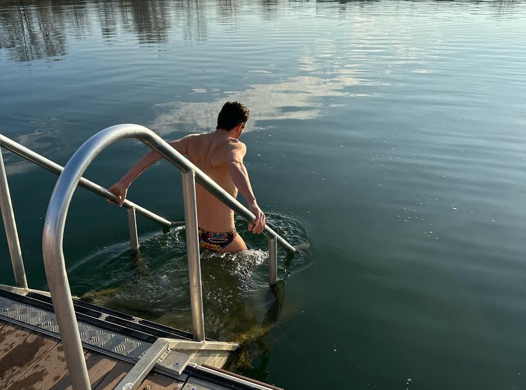 Hannes Koza beim Eisschwimmen