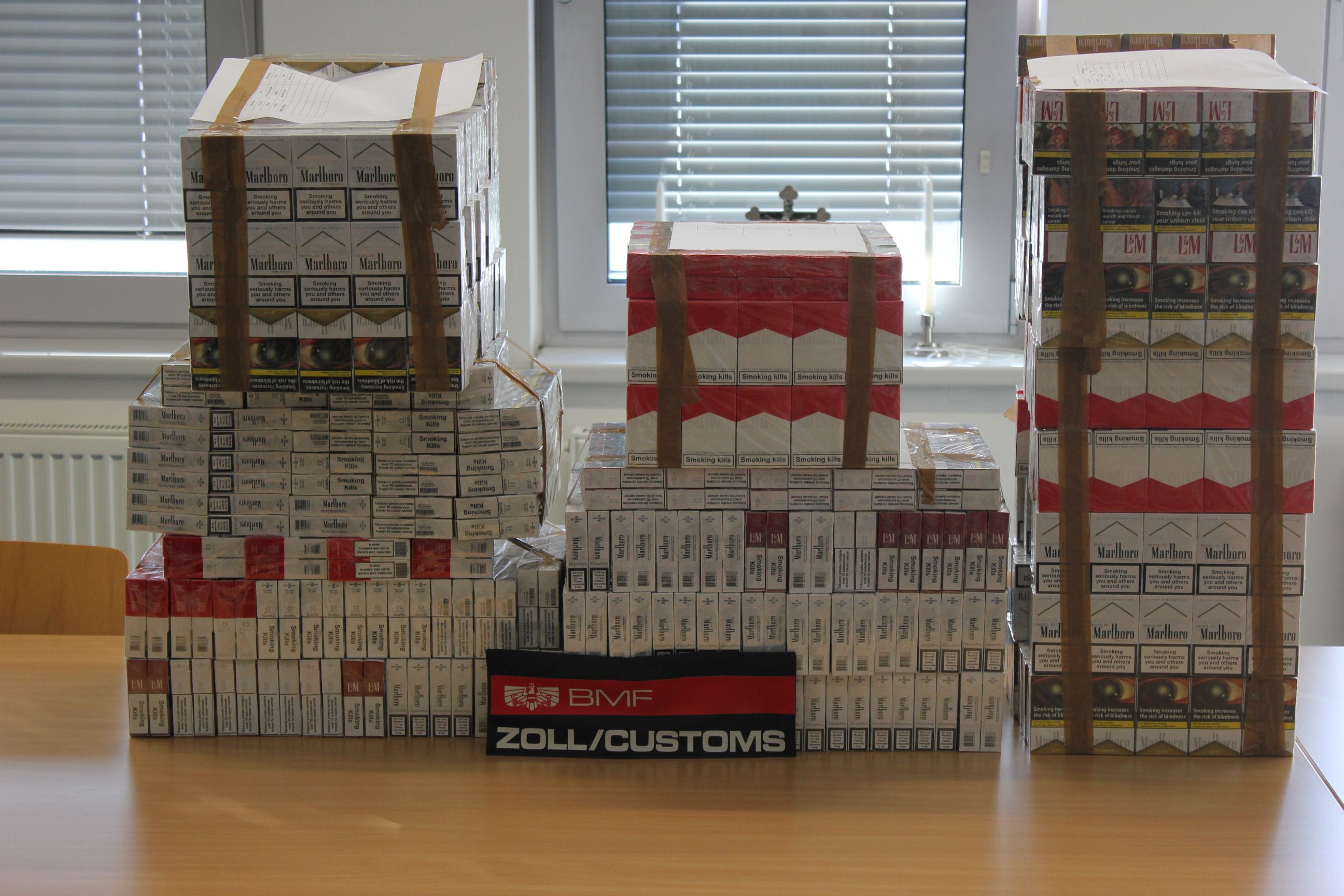 Zöllner nahmen den Schmugglern insgesamt 36.800 Zigaretten ab.