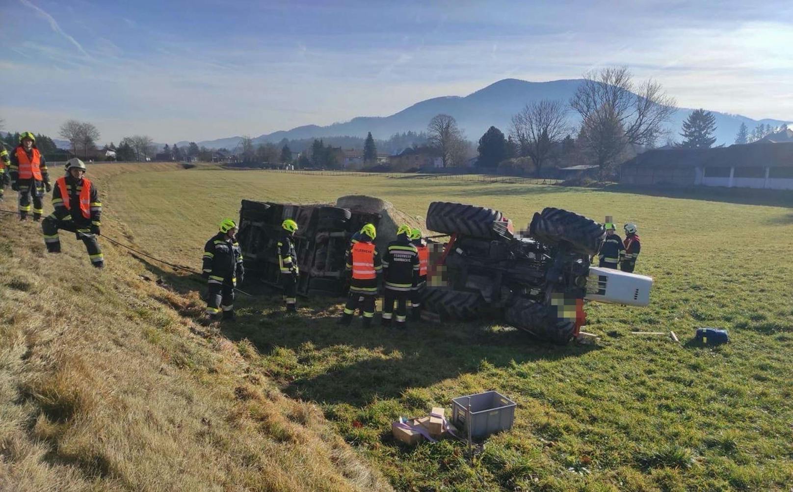 Das Fahrzeuggespann stürzte über die Böschung.