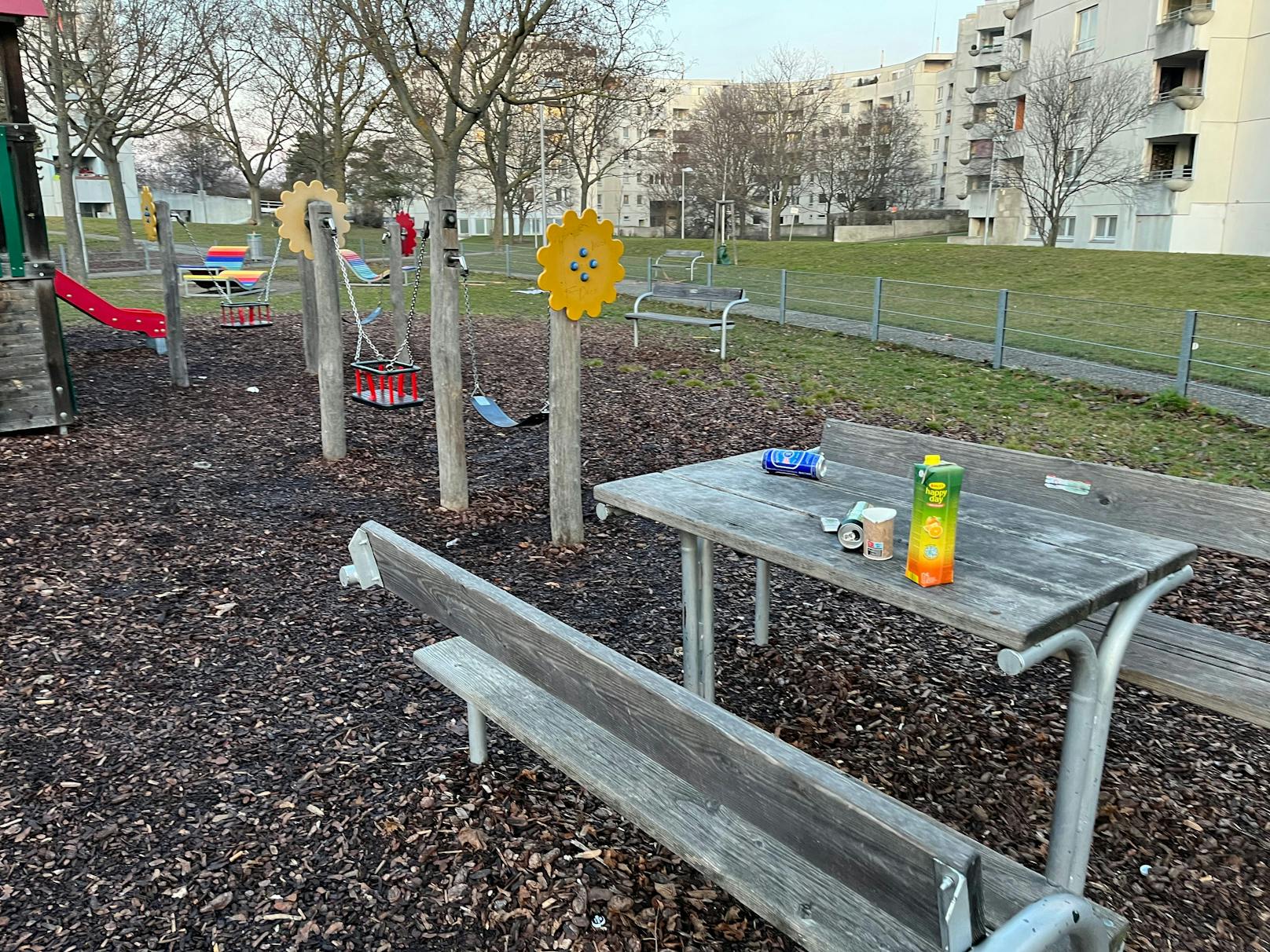 Leere Bierdosen und Getränkekartons wurden zurückgelassen.