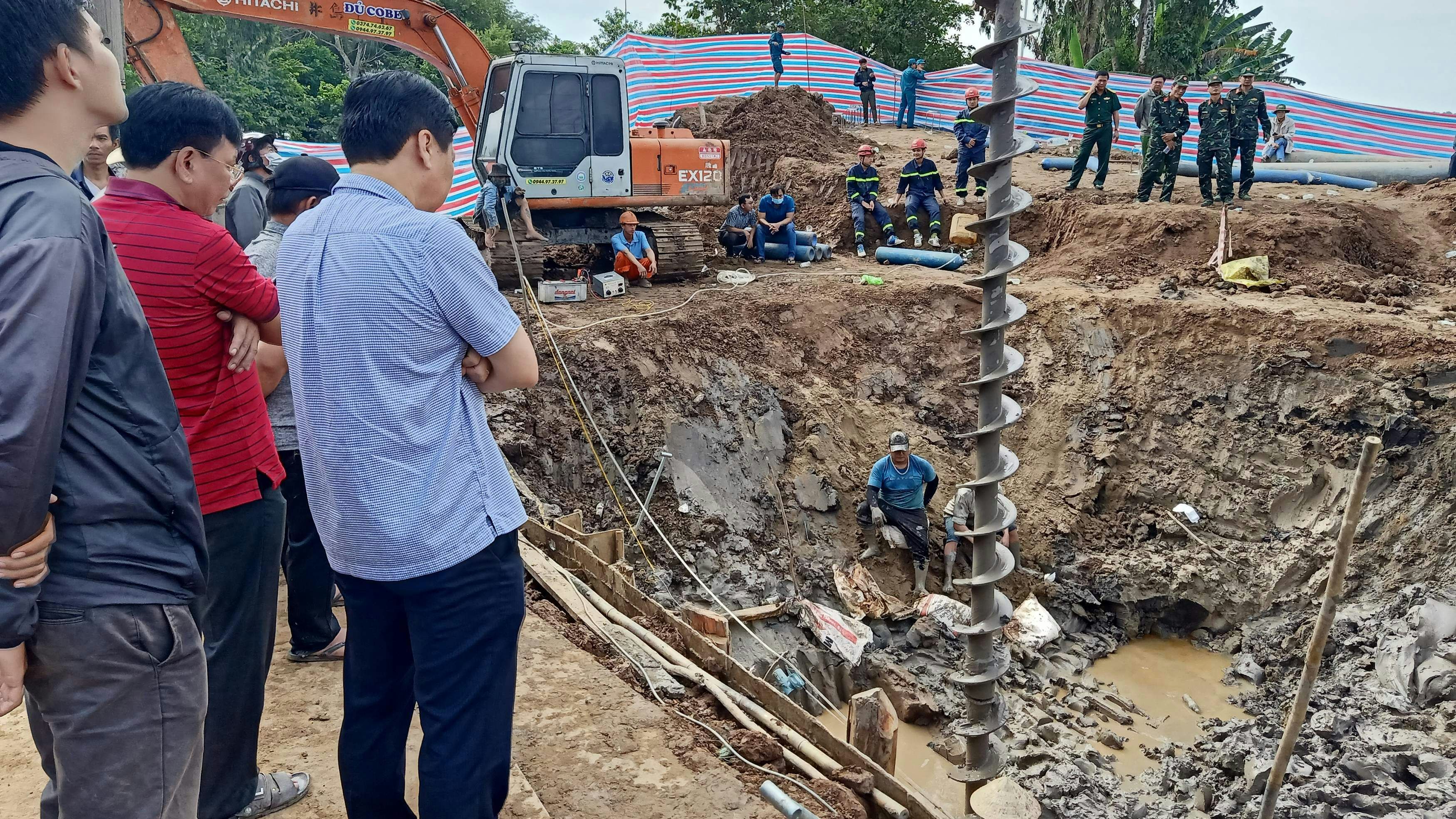 In Vietnam kämpfen Hunderte Arbeiter um das Überleben eines zehnjährigen Buben.