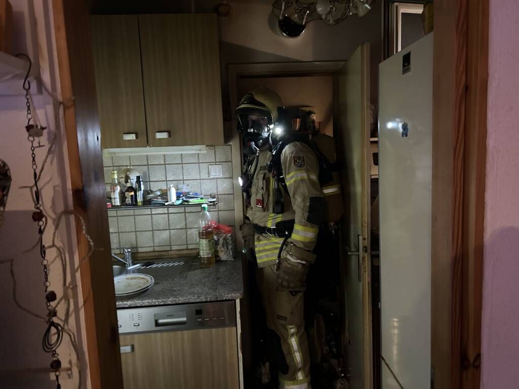 Das Feuer dürfte in einem Abstellraum ausgebrochen sein. Die Polizei ermittelt nun die Brandursache.