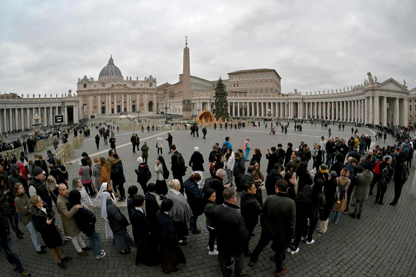 Hunderte Personen standen stundenlang Schlange, um sich vom ehemaligen Papst zu verabschieden.