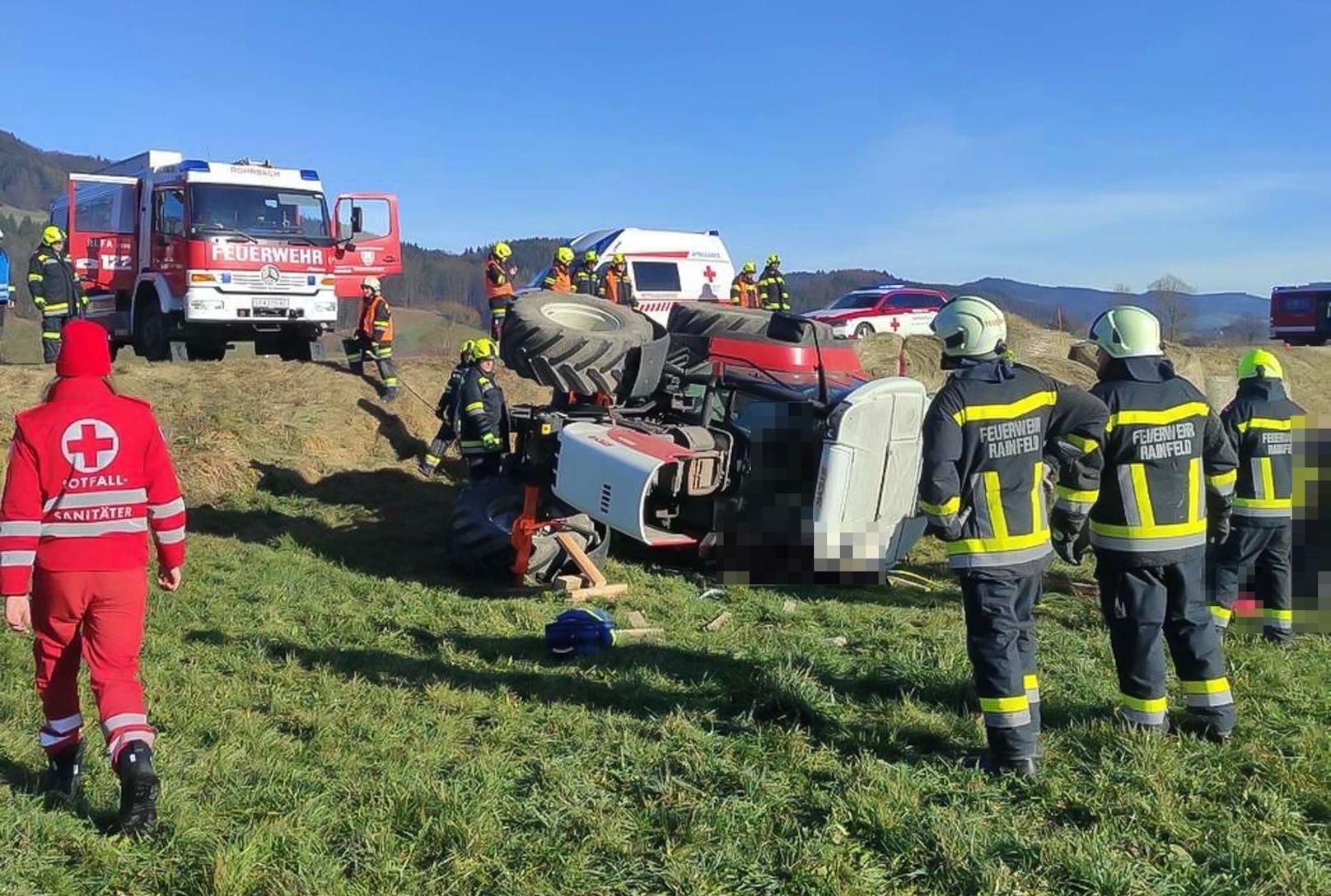 Der Lenker wurde unter der Fahrerkabine eingeklemmt.