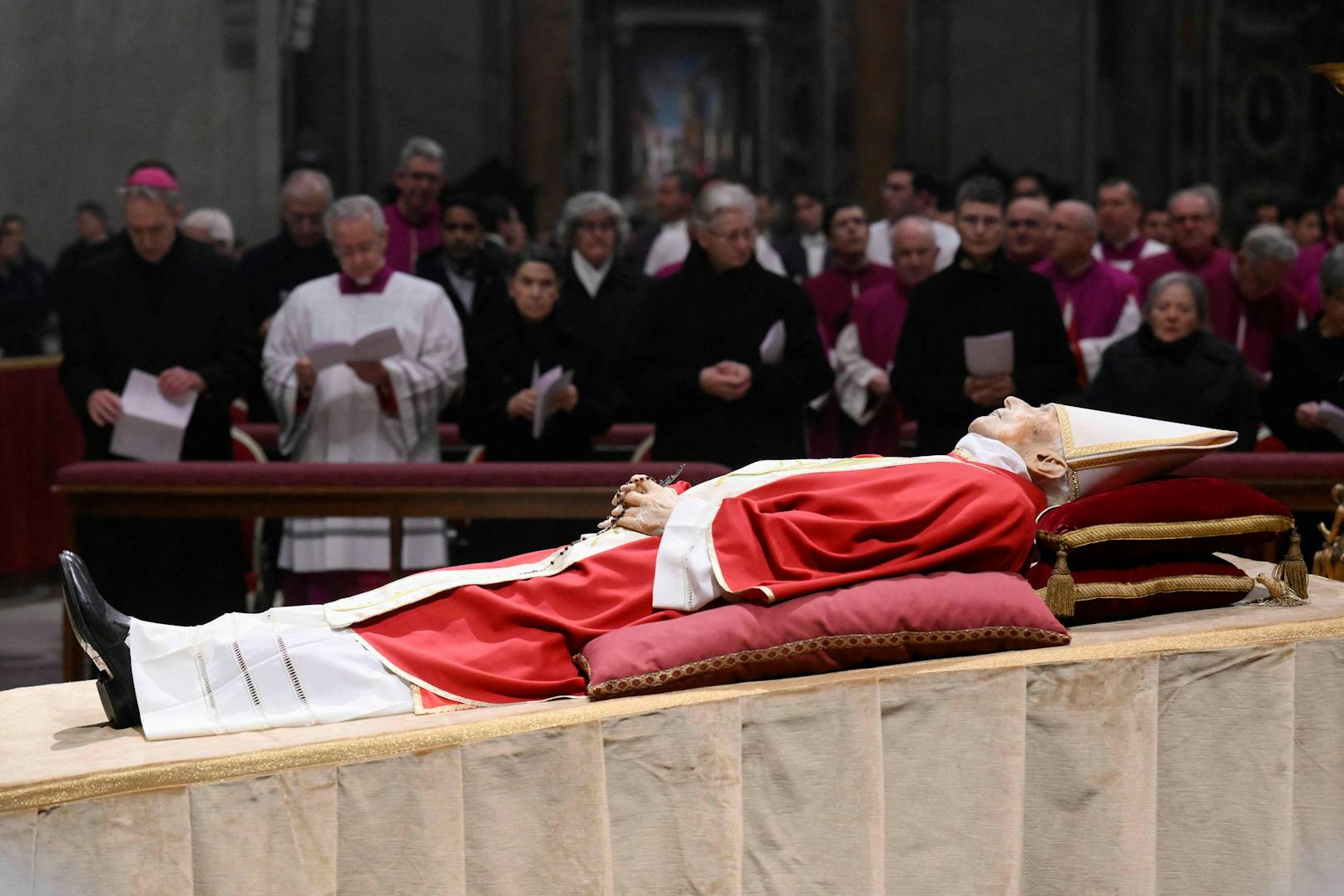 Der Leichnam von Benedikt wurde im Petersdom öffentlich aufgebahrt.