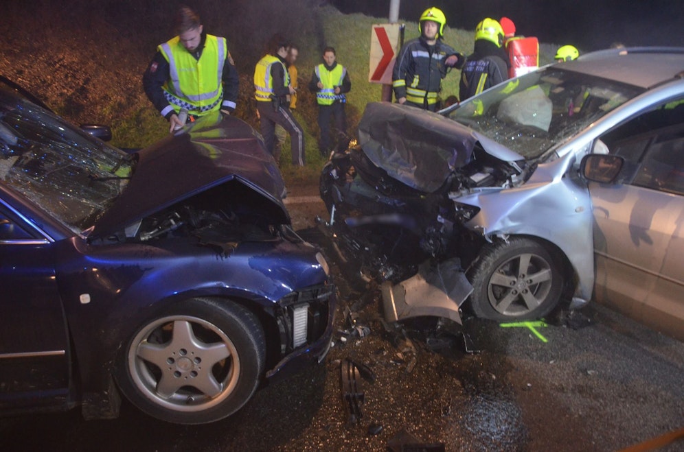 Die Pkw kollidierten frontal. Bilanz: Vier Verletzte.