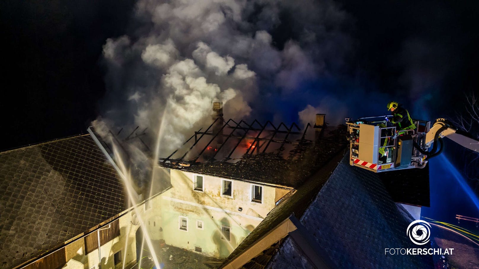 Zwölf Feuerwehren stehen derzeit in Reichraming im Bezirk Steyr-Land beim Brand eines Wohngebäudes im Einsatz.