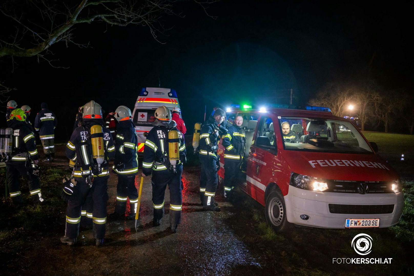 Zwölf Feuerwehren stehen derzeit in Reichraming im Bezirk Steyr-Land beim Brand eines Wohngebäudes im Einsatz.