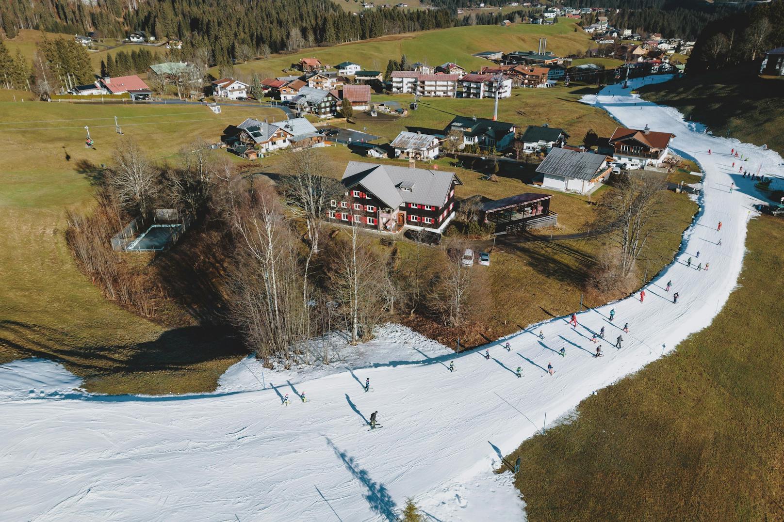 Absurde Bilder: Der Schneemangel macht vielen Skigebieten zu schaffen.