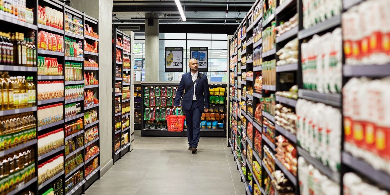 Im Supermarkt befinden sich die Grundnahrungsmittel weit von einander entfernt. Richte deinen Fokus lieber auf das was du dringend brauchst und erkundige auf deinem Weg zur Milch und Eiern nicht die anderen Produkte, die du nicht brauchst. 