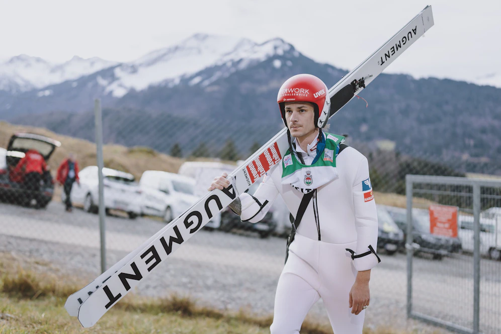 Manuel Fettner ärgert sich über die zu warm eingestellte Anlaufspur auf dem Bergisel. 