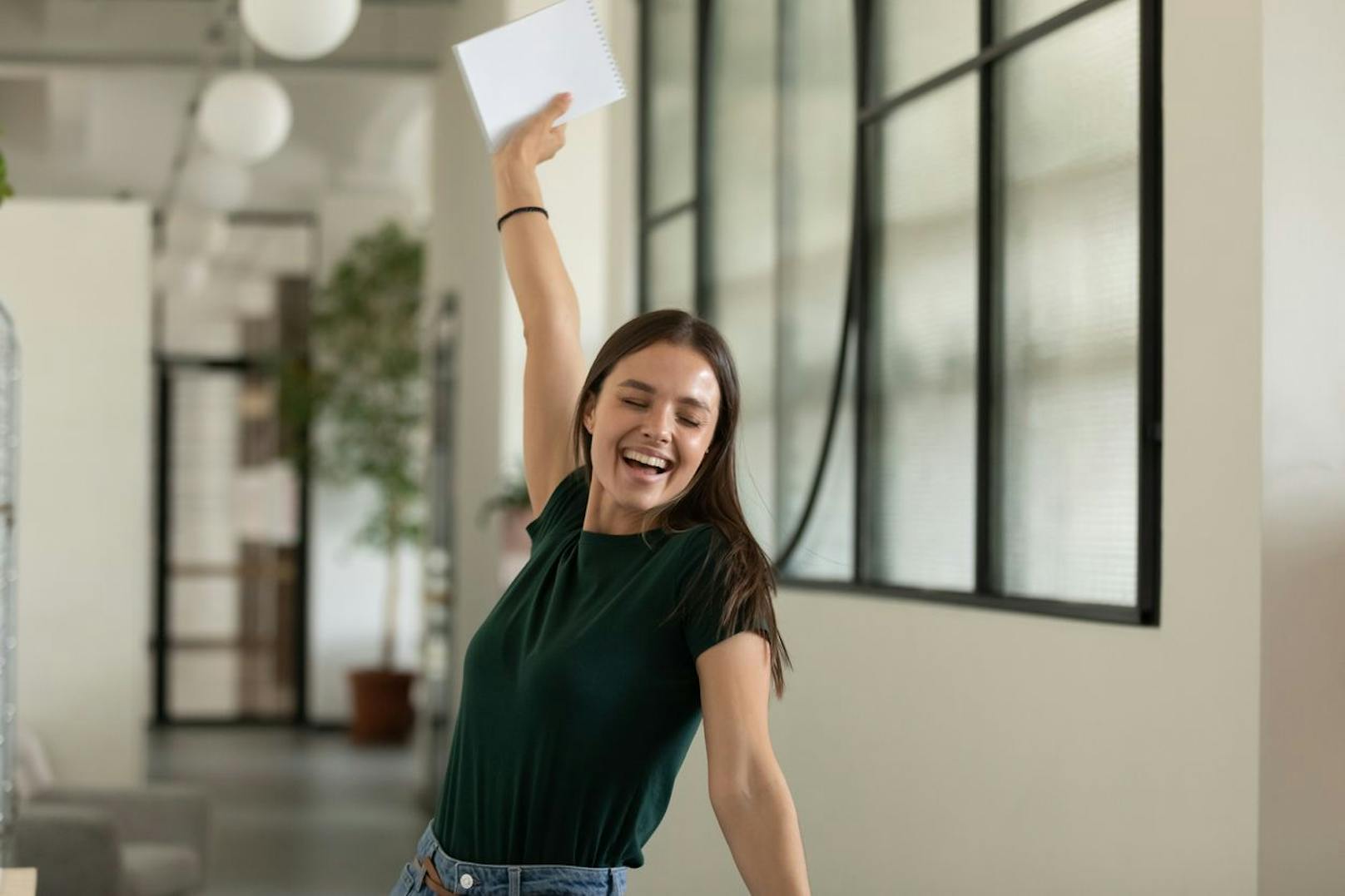 Personen, die nicht sonderlich flexibel sind haben oft das Problem gestresst und unzufrieden zu sein. Vieles wird abgelehnt und abgewiesen. Trete einem neuen Verein bei, nimm unerwartete Einladungen an und sage im Allgemeinen "Ja" zu Ereignissen und neuen Abenteuern.