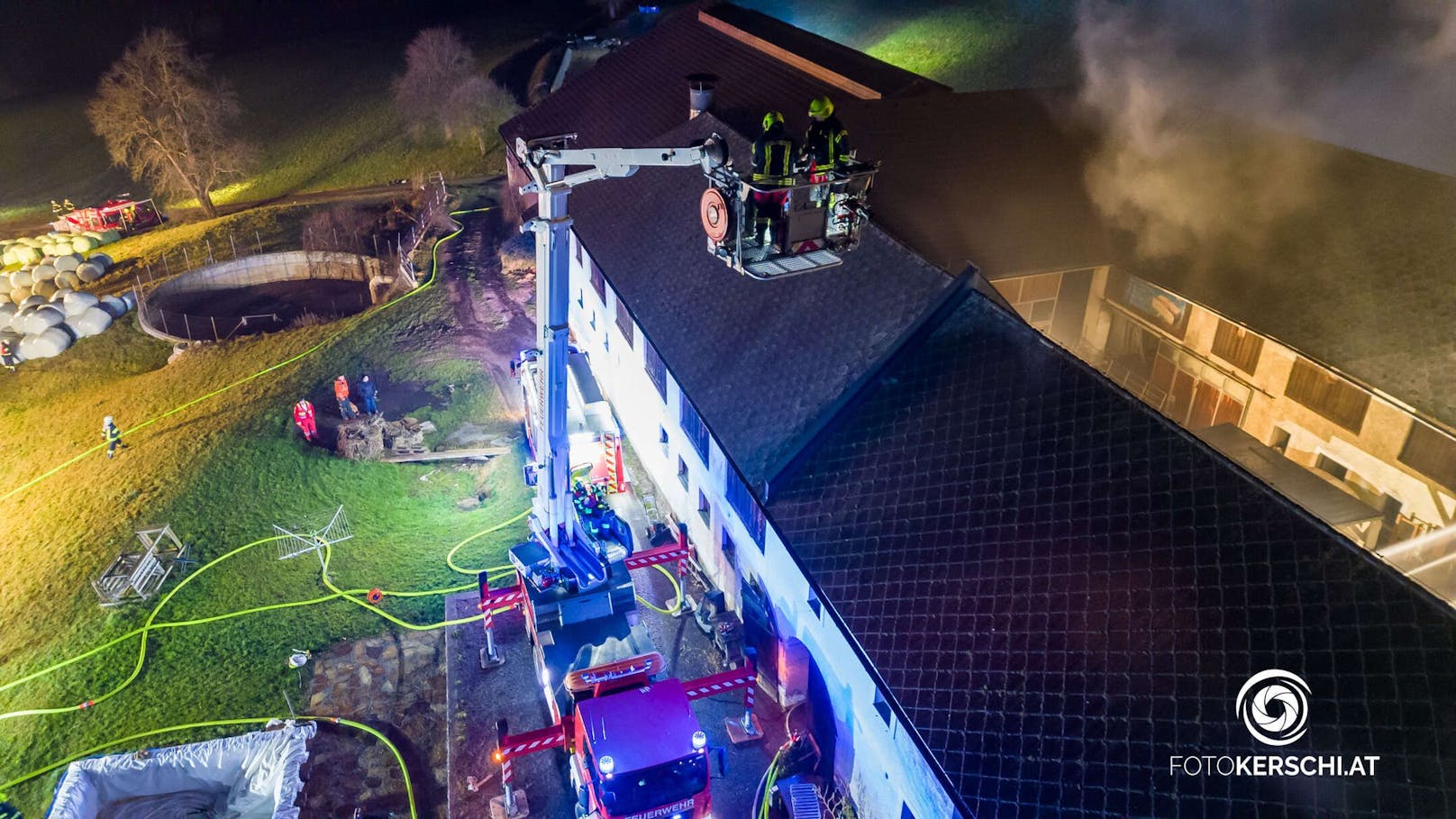 Zwölf Feuerwehren stehen derzeit in Reichraming im Bezirk Steyr-Land beim Brand eines Wohngebäudes im Einsatz.