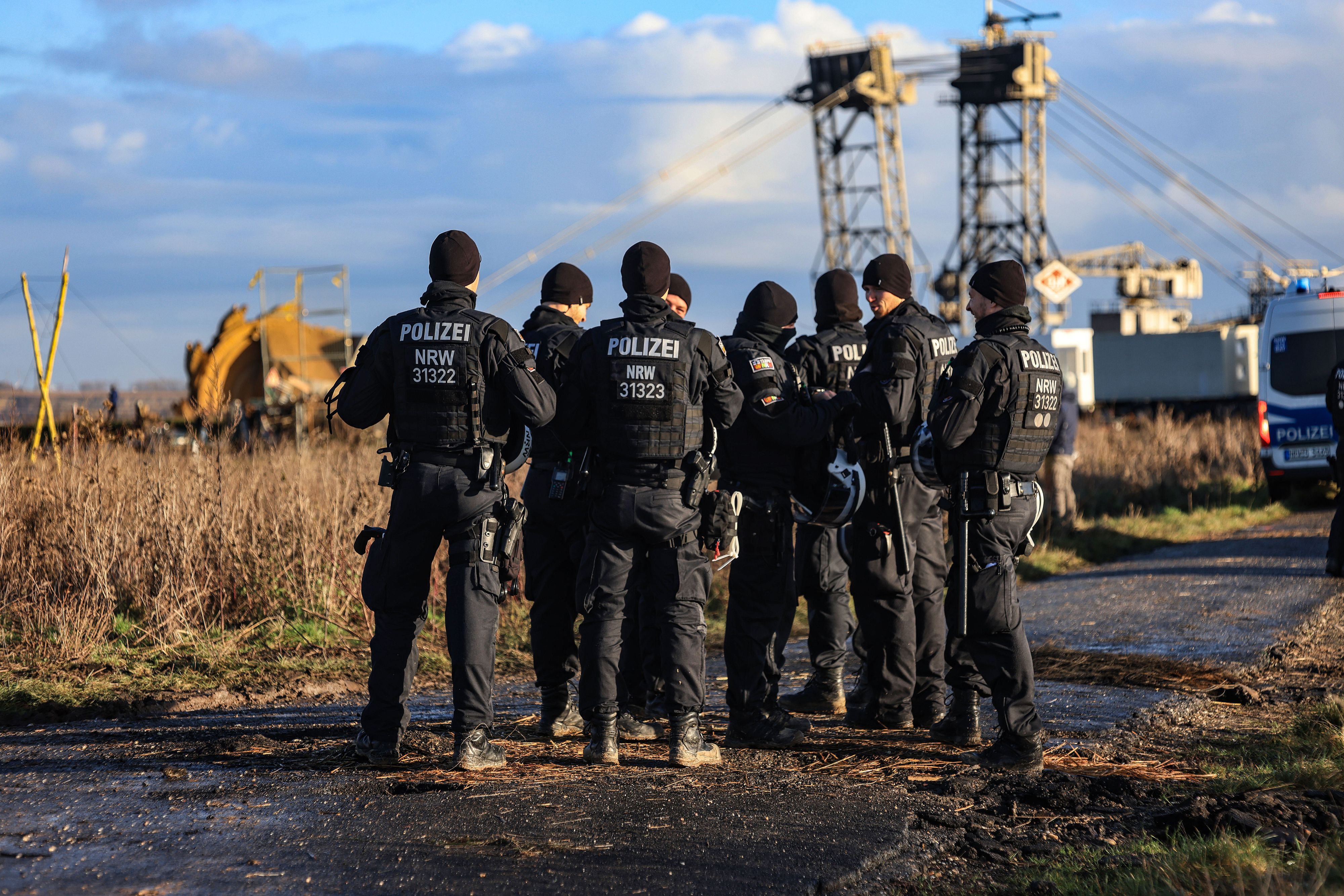 Barrikaden in Lützerath werden von Einsatzkräften geräumt.